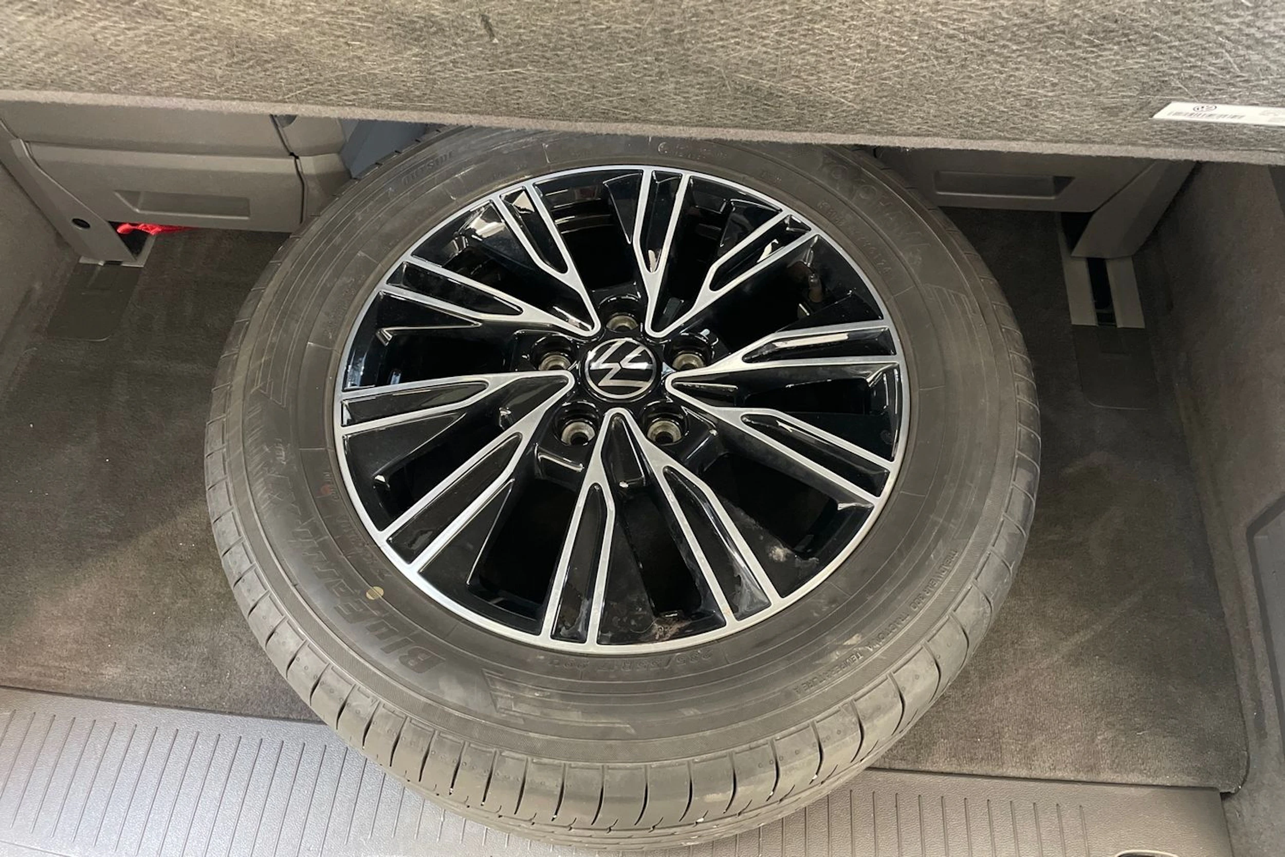 musta Volkswagen Multivan 2023 kuva 14.