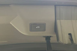 musta Volkswagen Multivan 2023 kuva 15.