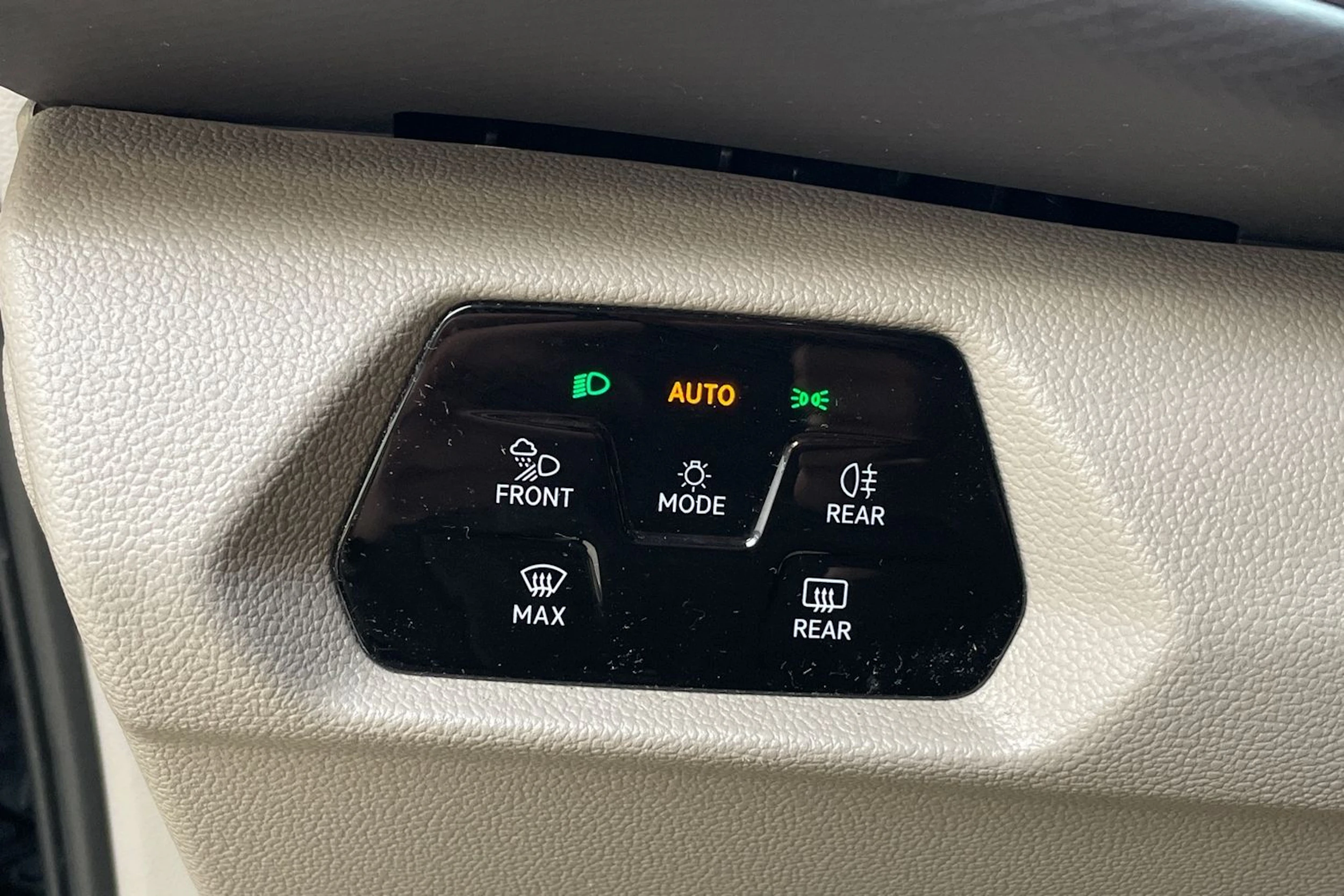 musta Volkswagen Multivan 2023 kuva 16.