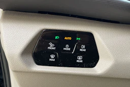 musta Volkswagen Multivan 2023 kuva 16.