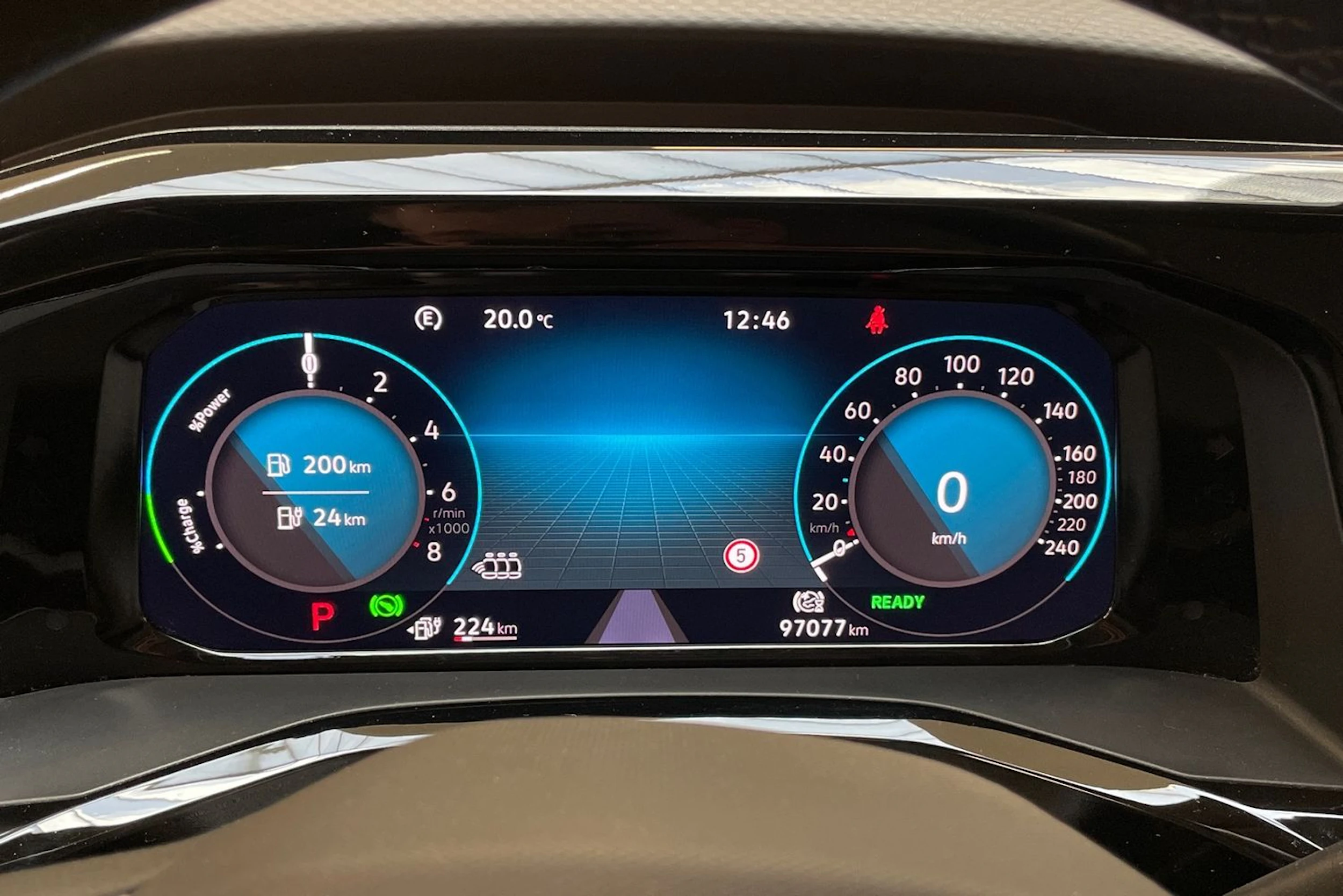 musta Volkswagen Multivan 2023 kuva 17.