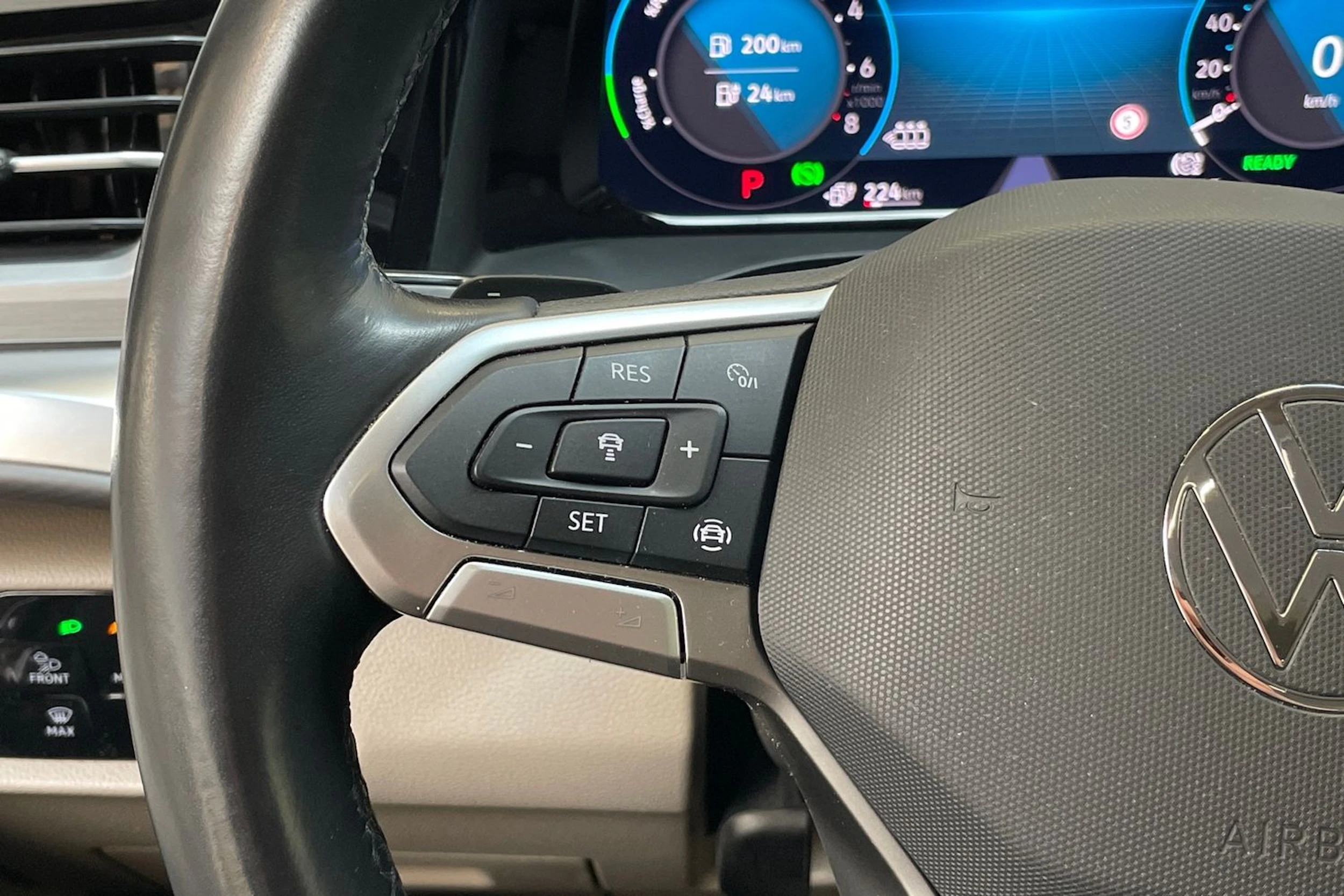 musta Volkswagen Multivan 2023 kuva 18.