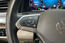 musta Volkswagen Multivan 2023 kuva 18.