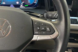 musta Volkswagen Multivan 2023 kuva 19.