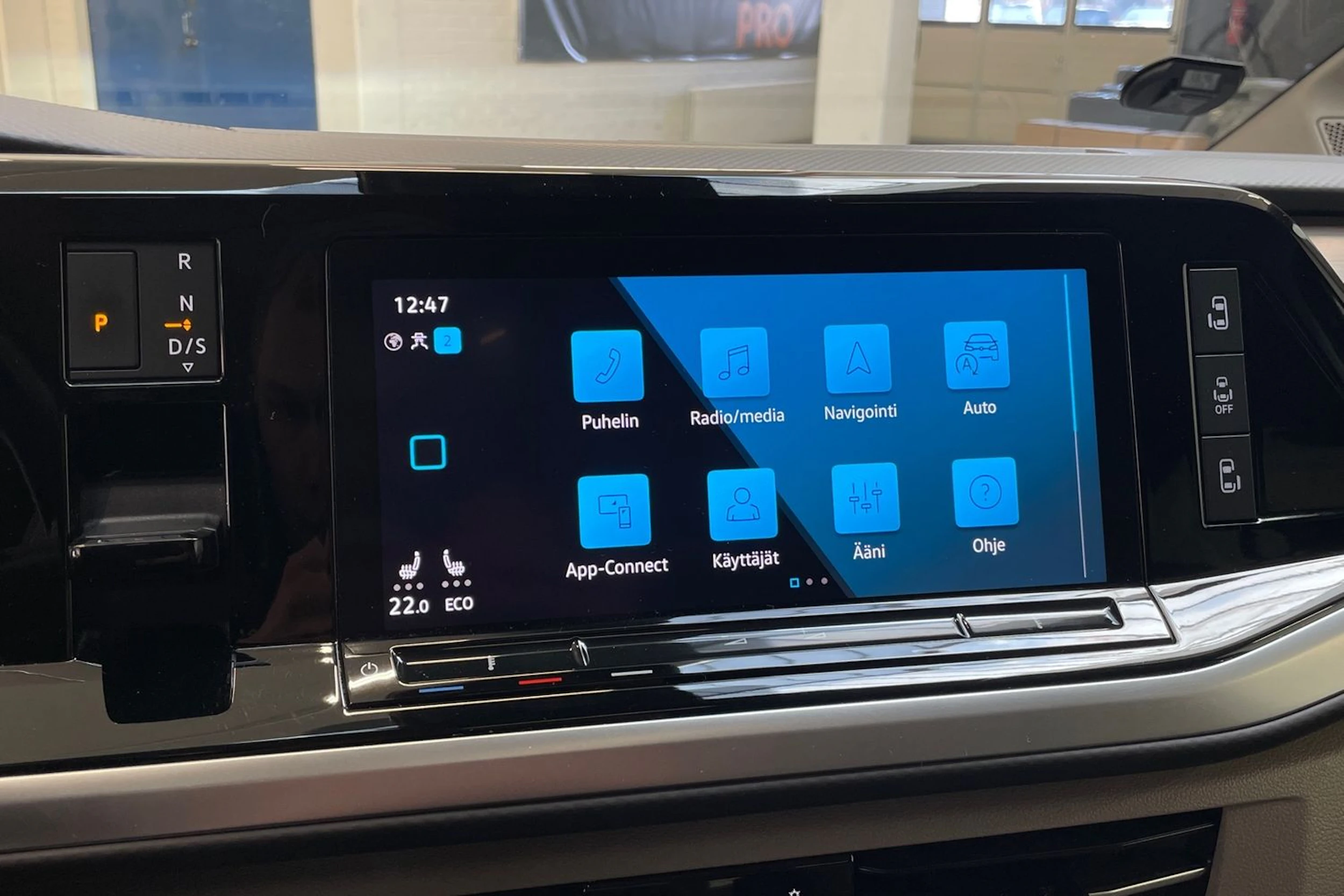 musta Volkswagen Multivan 2023 kuva 20.