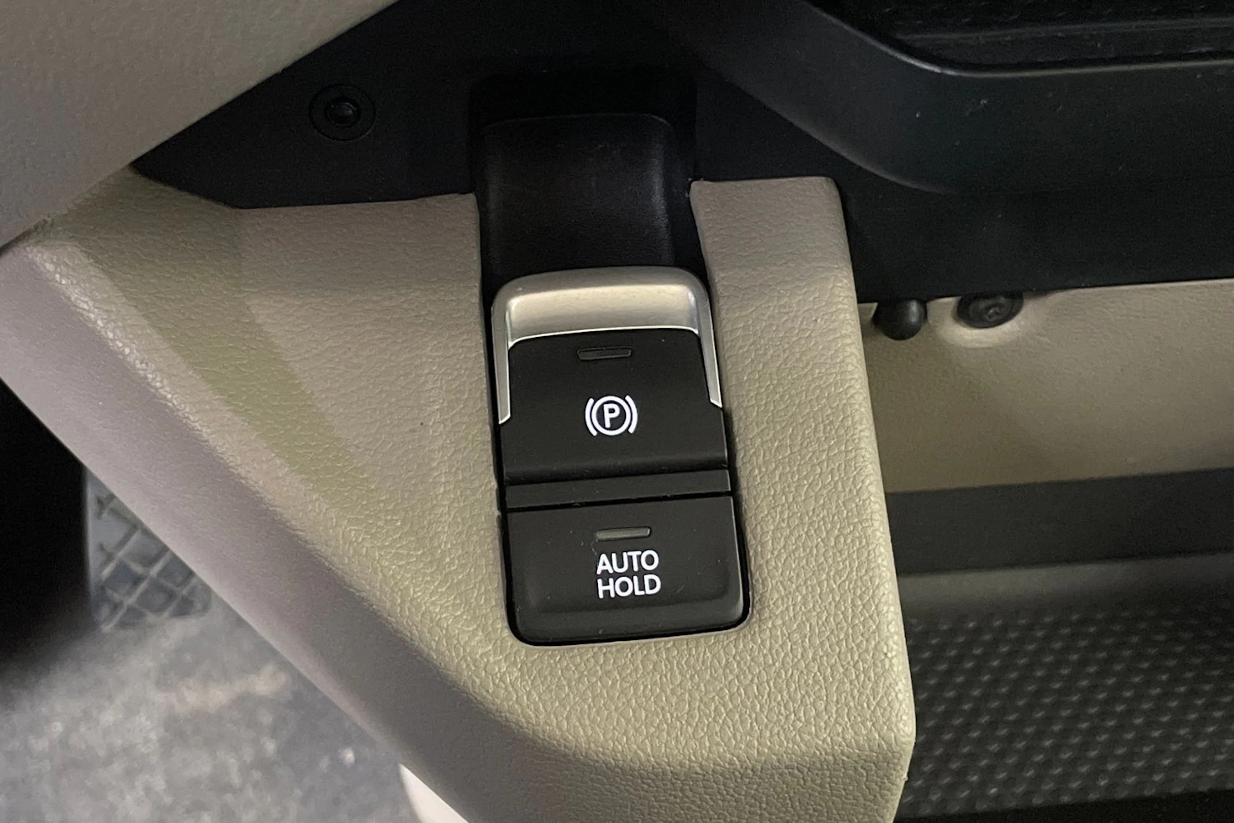 musta Volkswagen Multivan 2023 kuva 22.