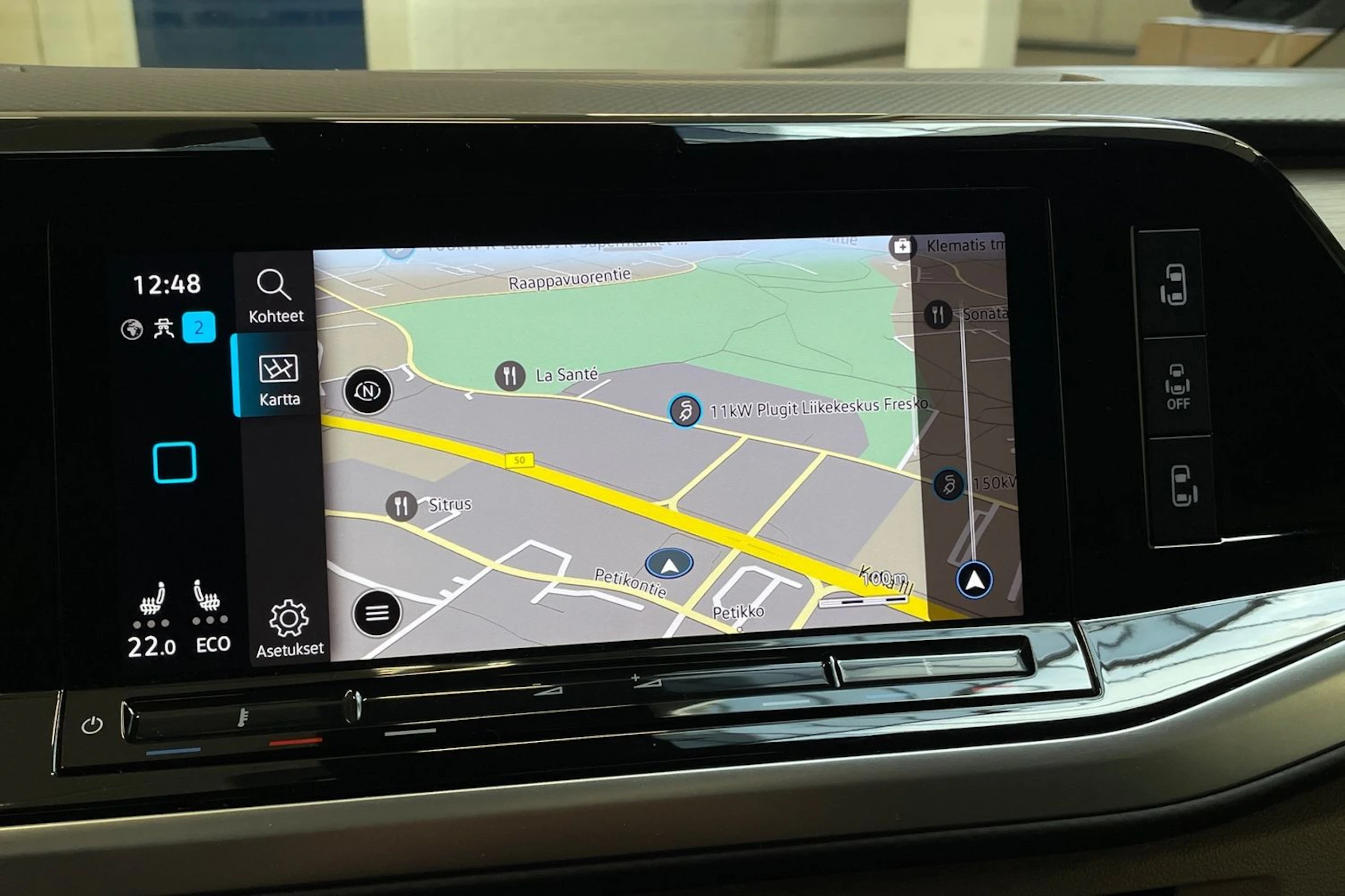 musta Volkswagen Multivan 2023 kuva 24.