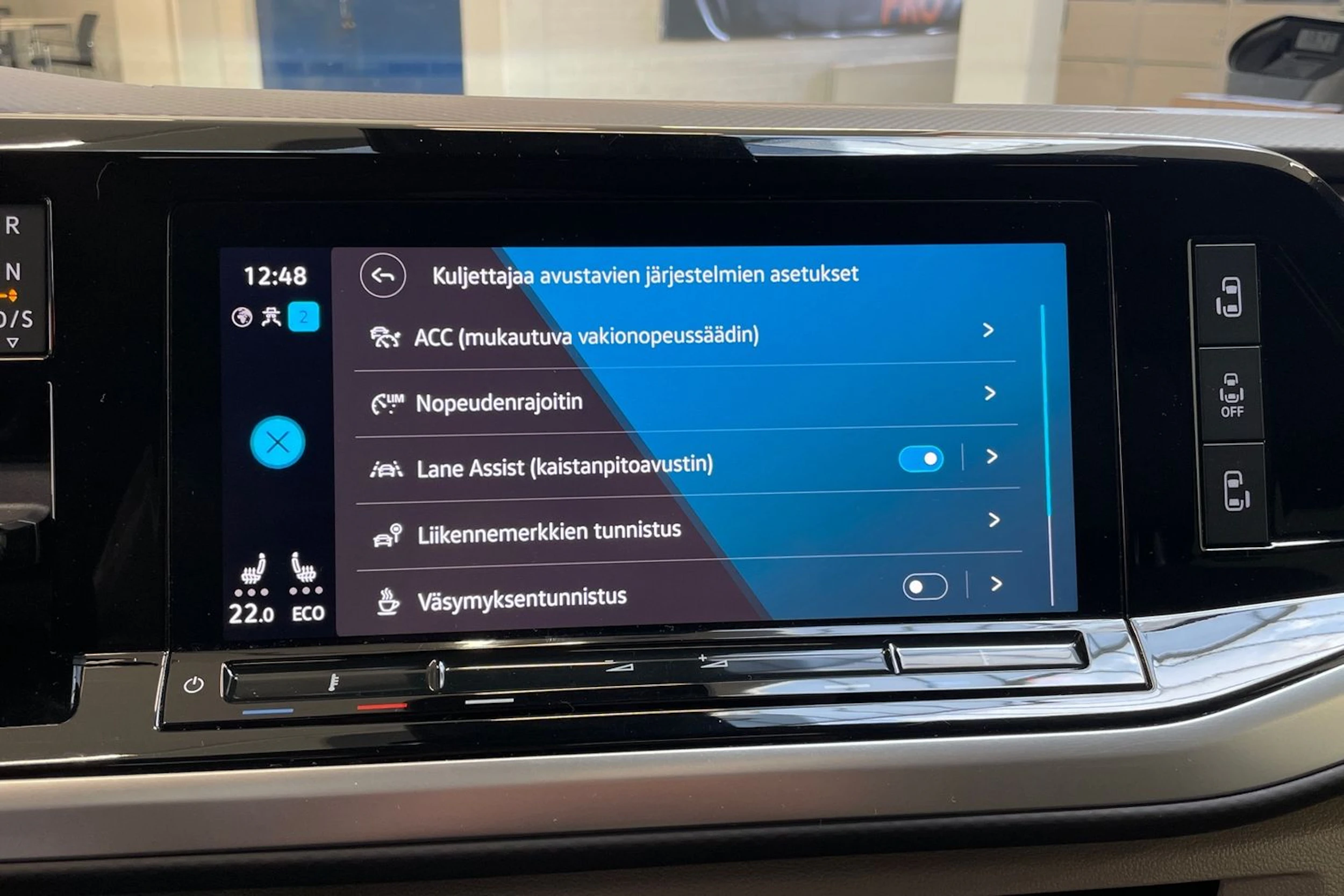 musta Volkswagen Multivan 2023 kuva 25.