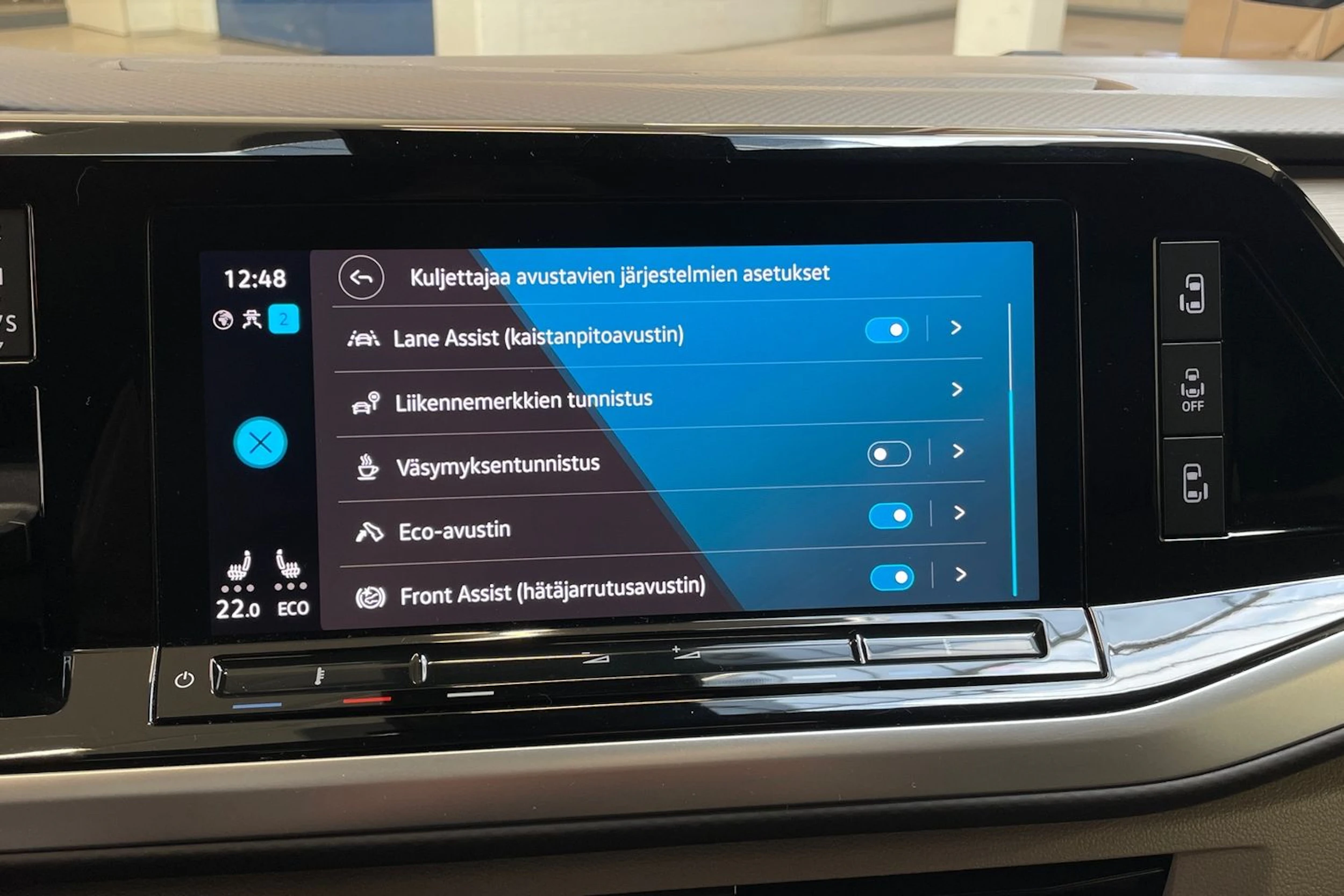 musta Volkswagen Multivan 2023 kuva 26.