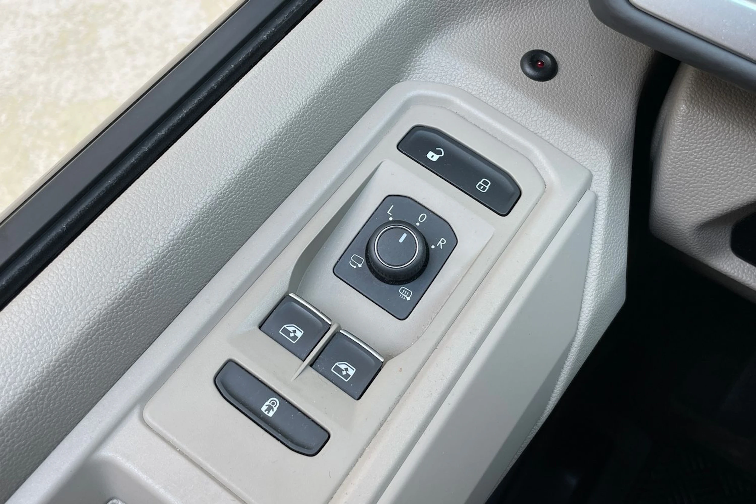 musta Volkswagen Multivan 2023 kuva 29.