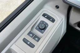 musta Volkswagen Multivan 2023 kuva 29.