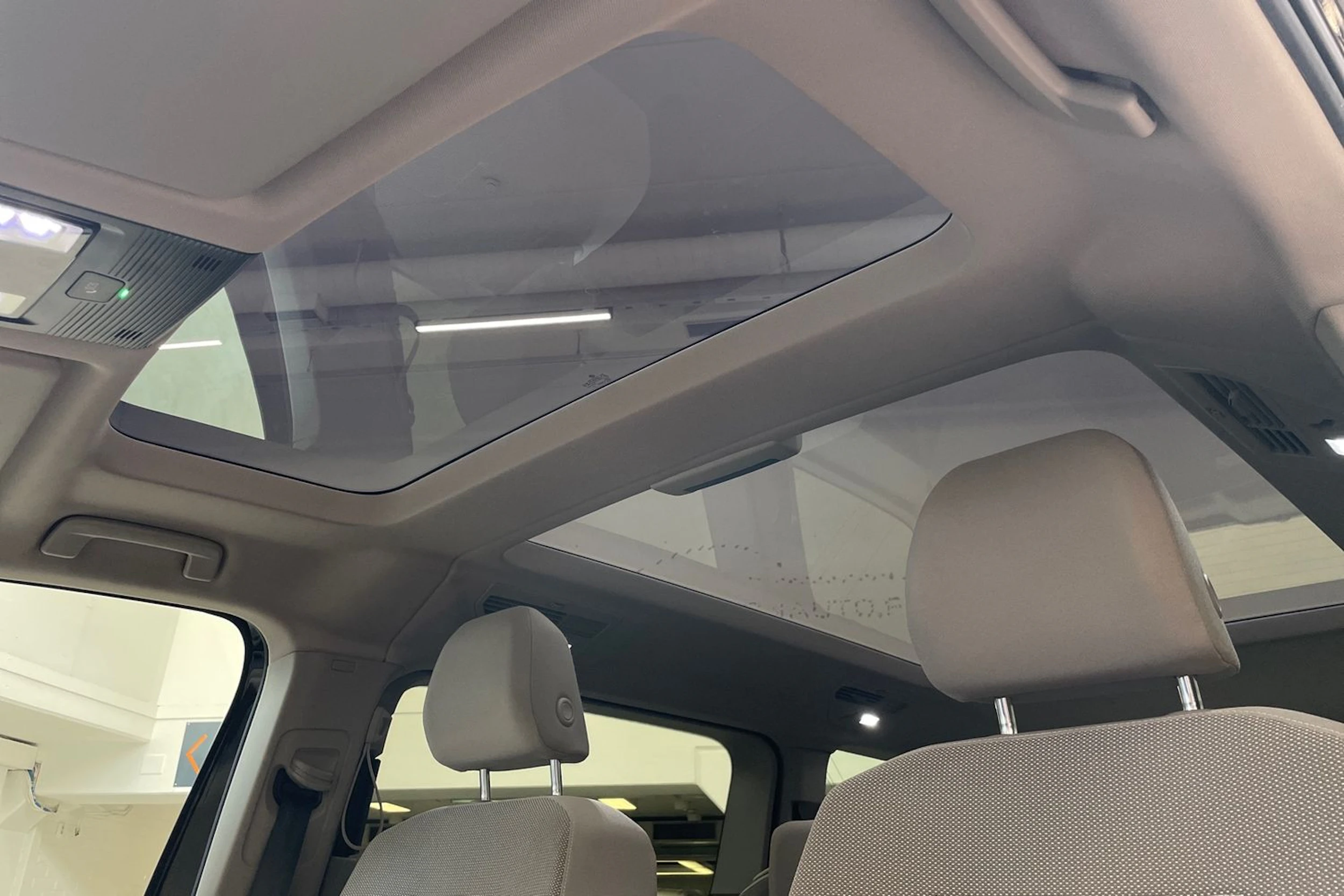 musta Volkswagen Multivan 2023 kuva 30.