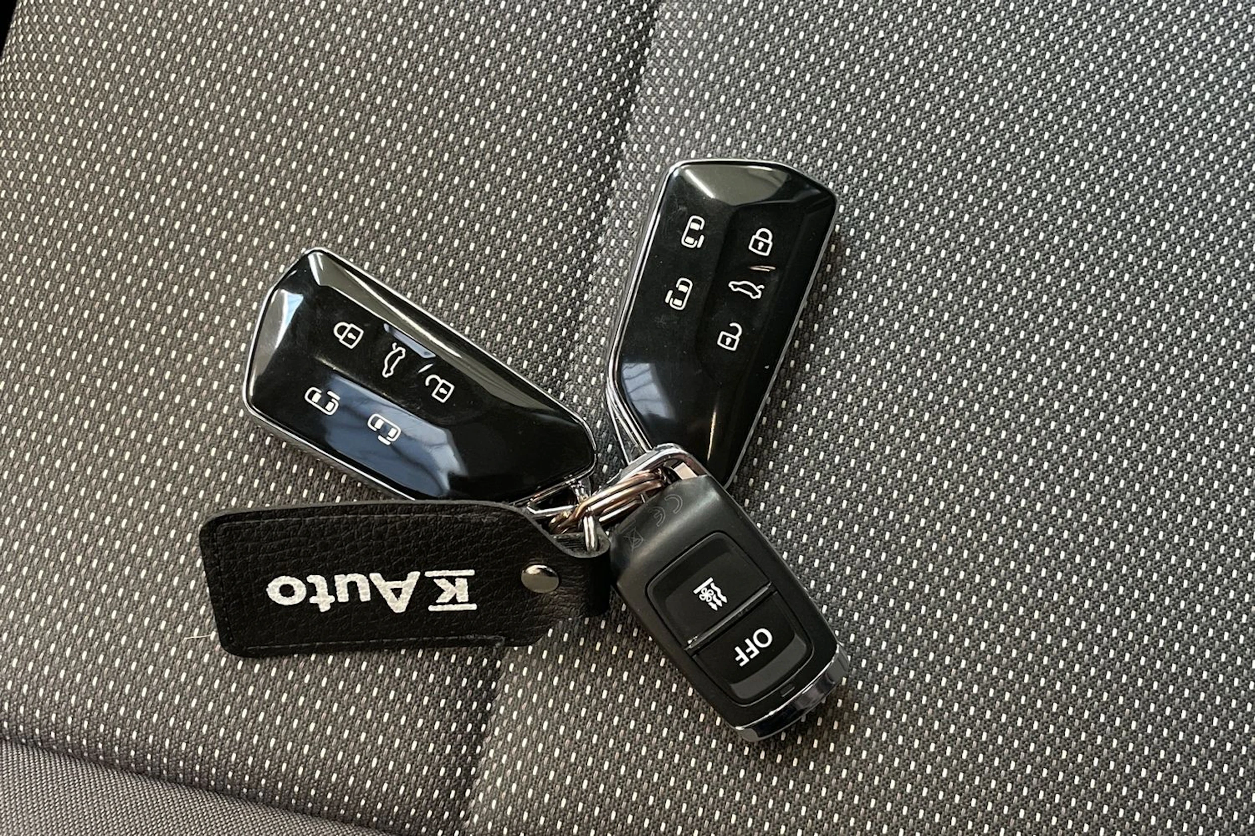 musta Volkswagen Multivan 2023 kuva 31.