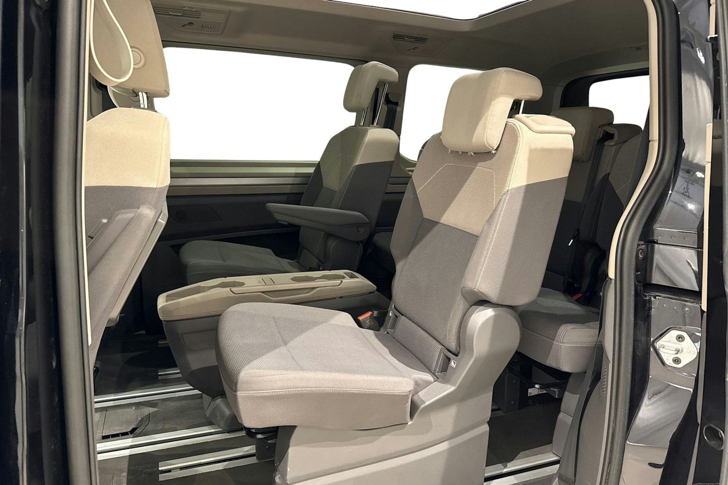 met. musta Volkswagen Multivan 2023 kuva 10.