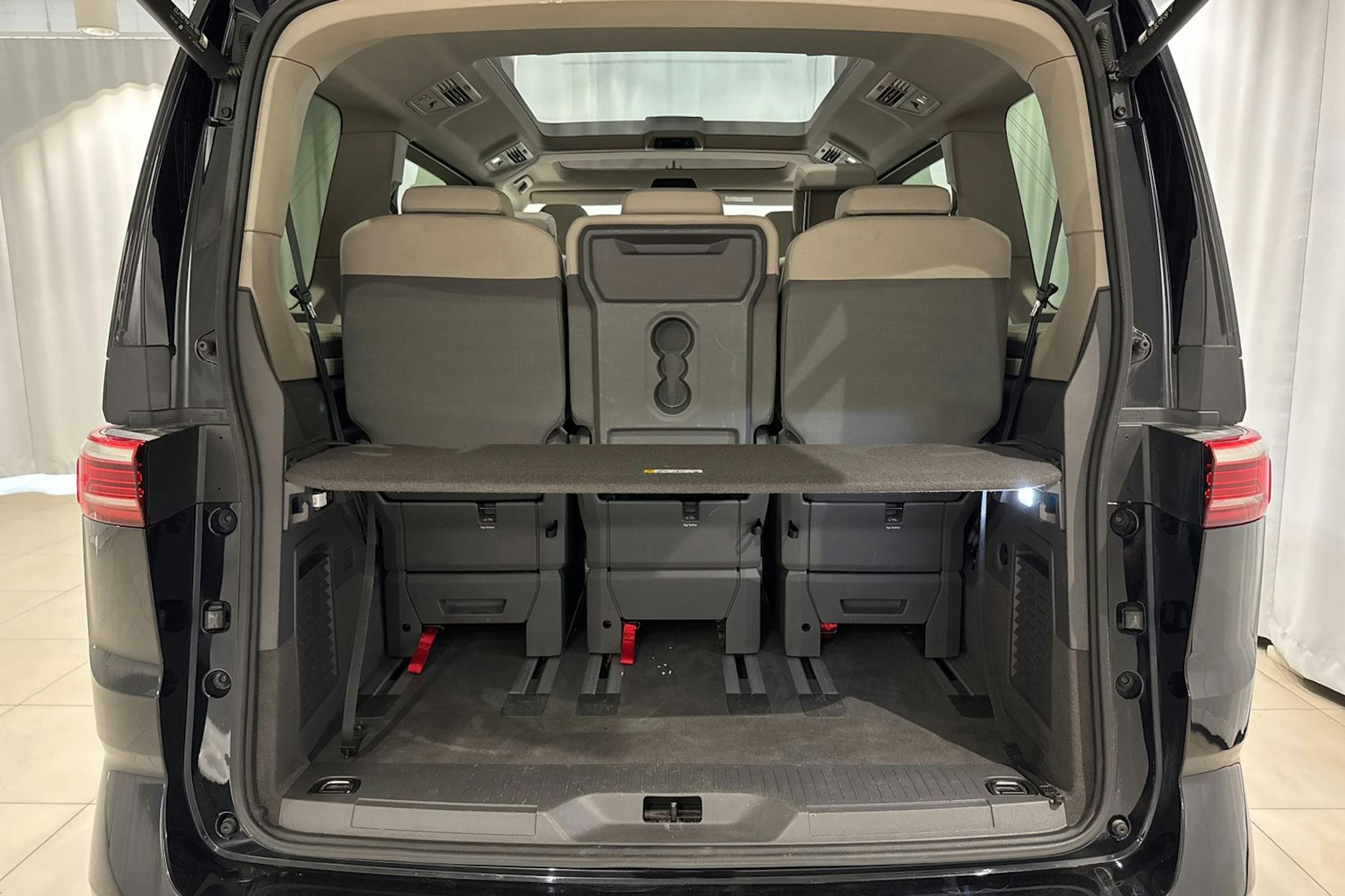 met. musta Volkswagen Multivan 2023 kuva 14.