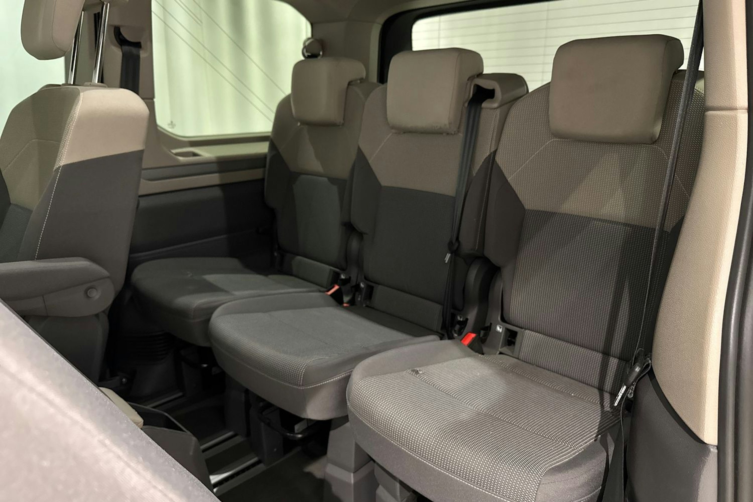 met. musta Volkswagen Multivan 2023 kuva 15.