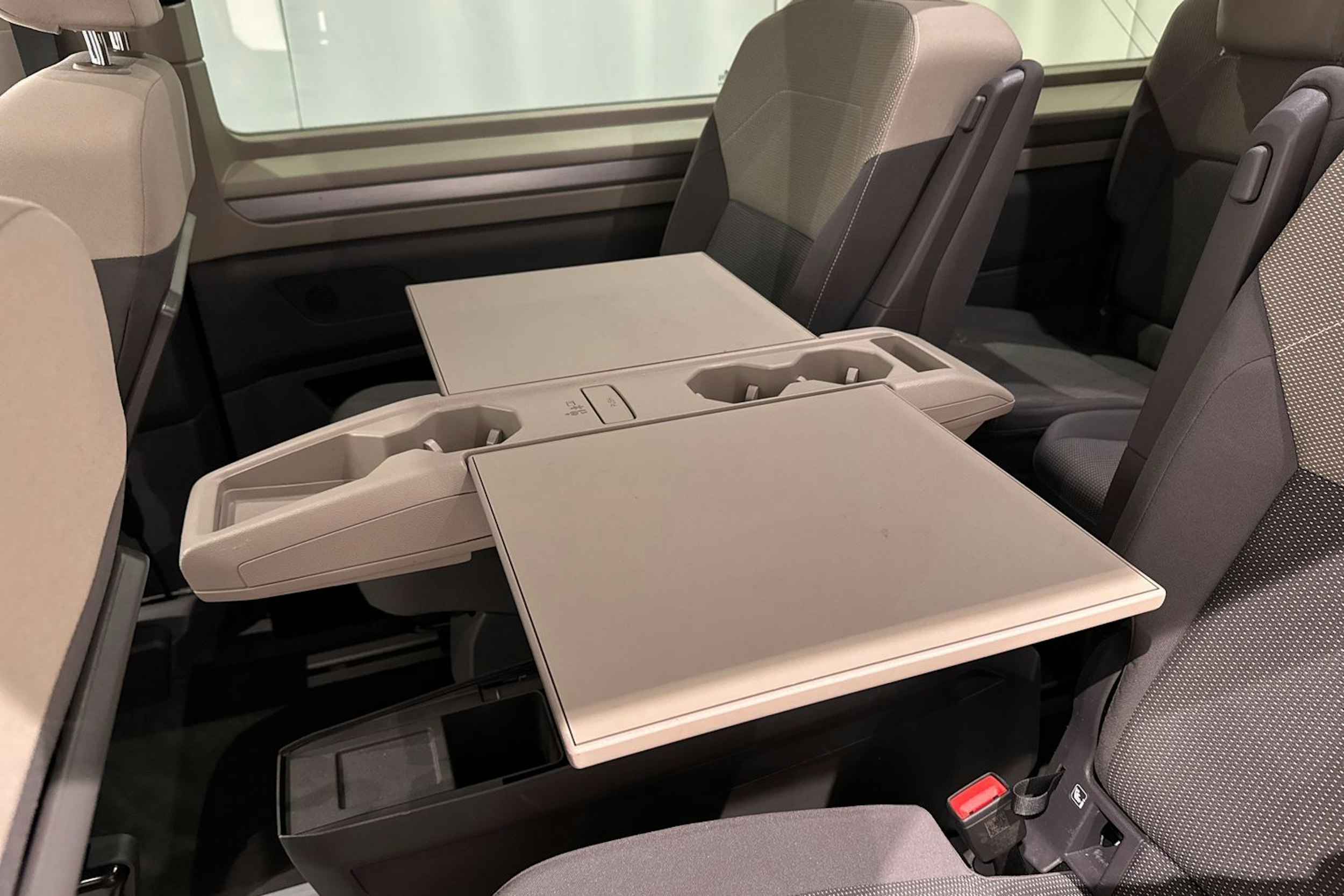 met. musta Volkswagen Multivan 2023 kuva 16.