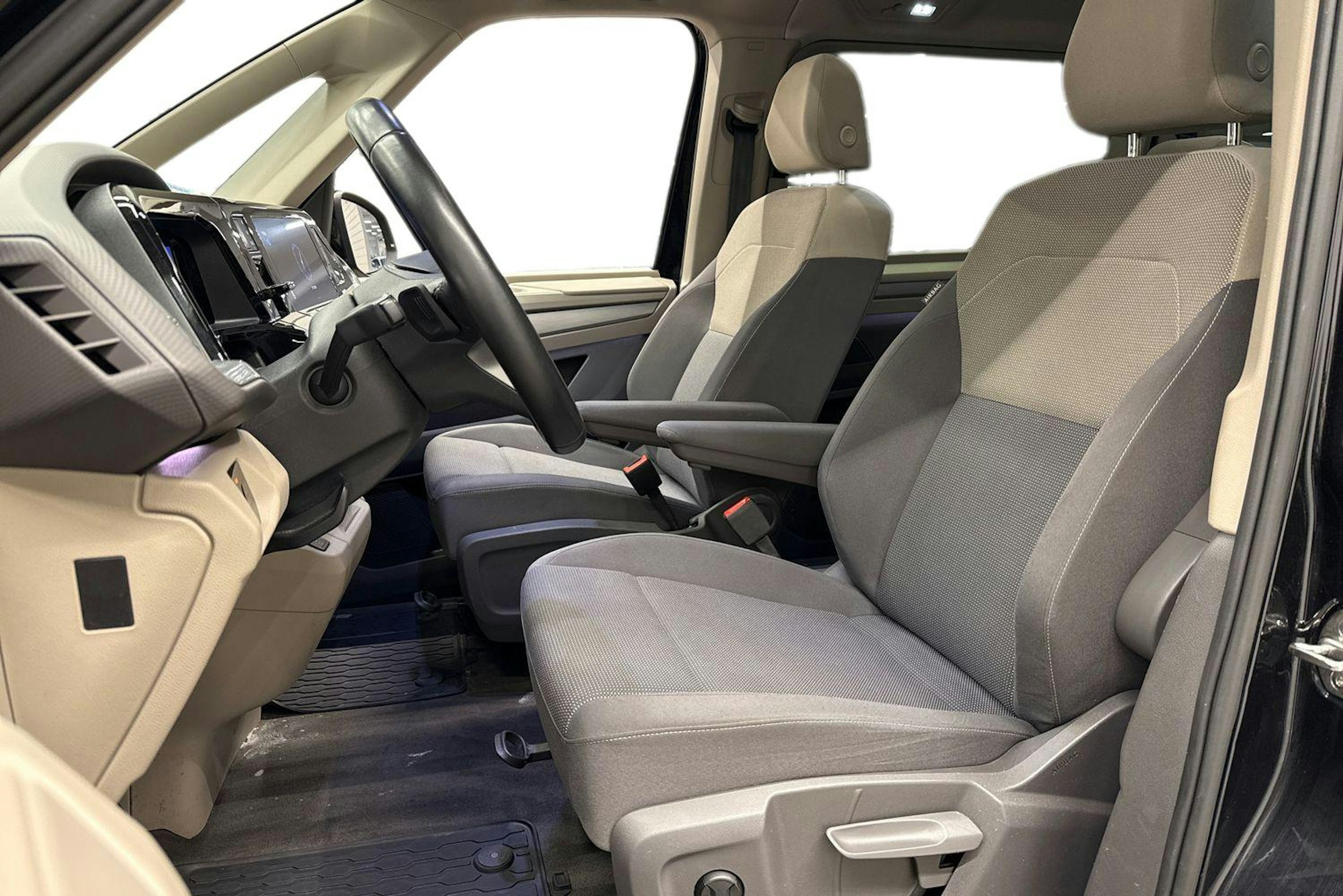 met. musta Volkswagen Multivan 2023 kuva 6.