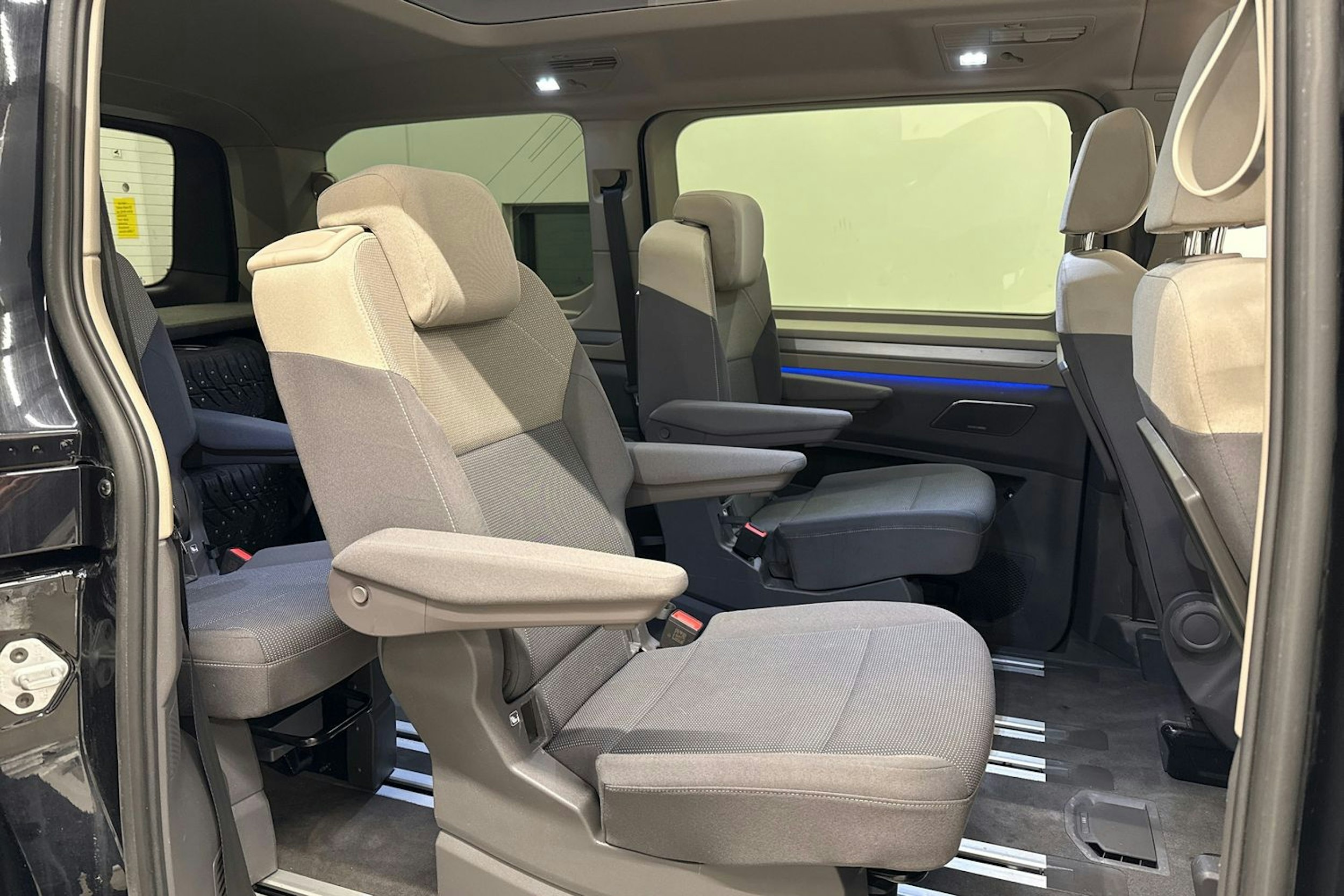 met. musta Volkswagen Multivan 2023 kuva 10.
