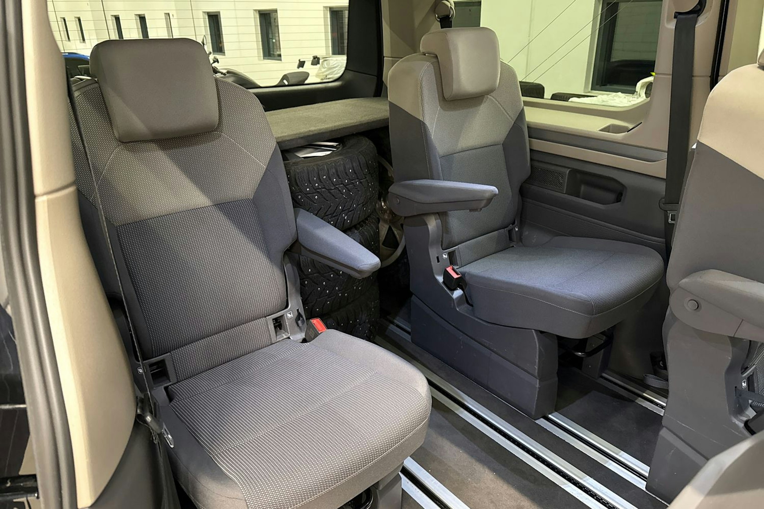 met. musta Volkswagen Multivan 2023 kuva 11.