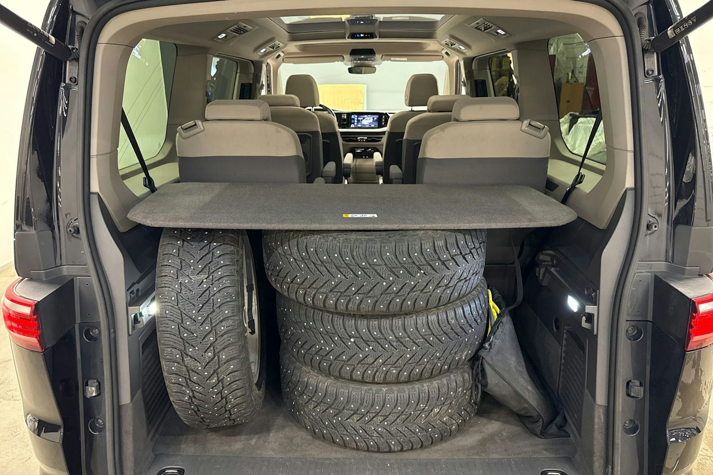 met. musta Volkswagen Multivan 2023 kuva 12.