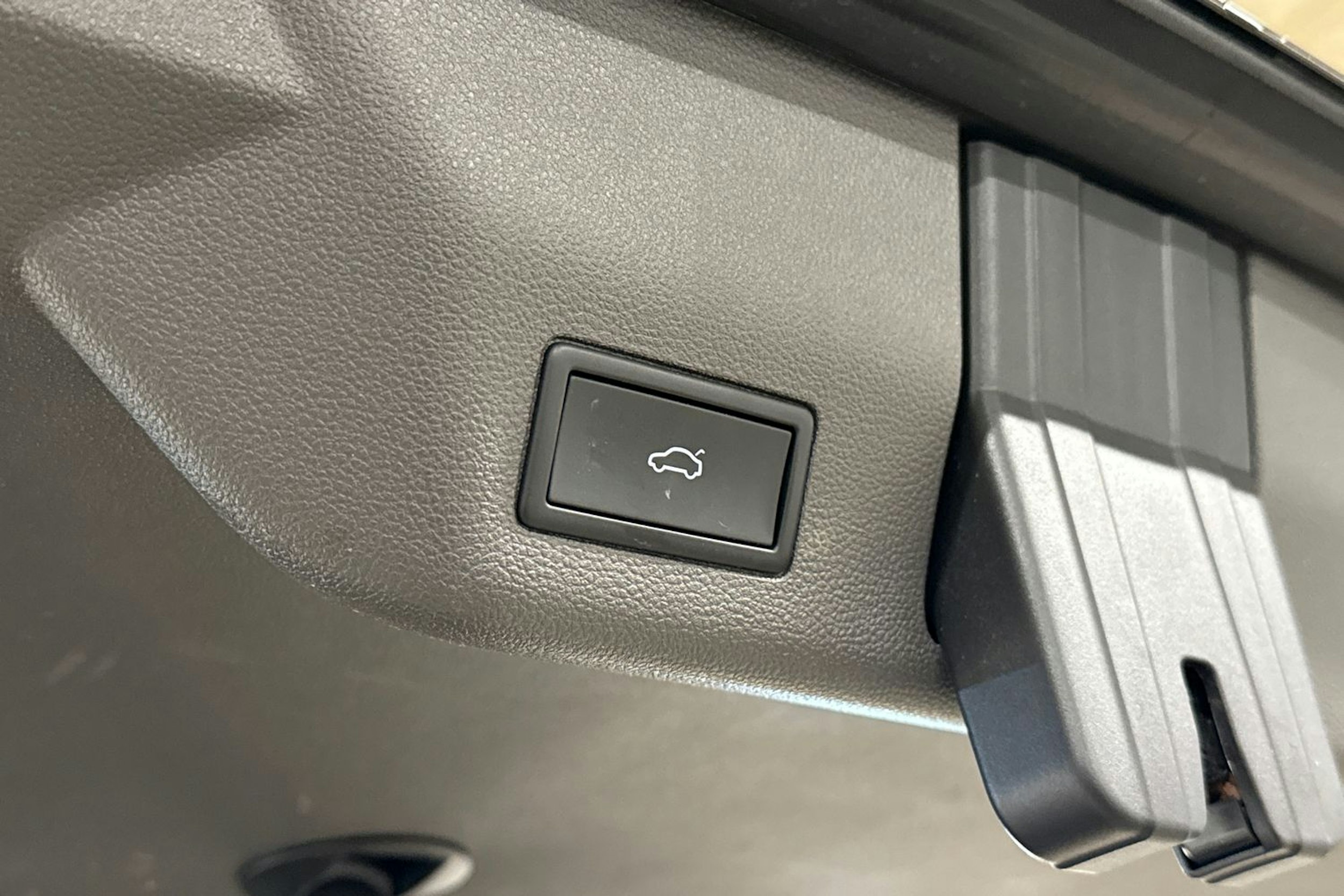 met. musta Volkswagen Multivan 2023 kuva 13.