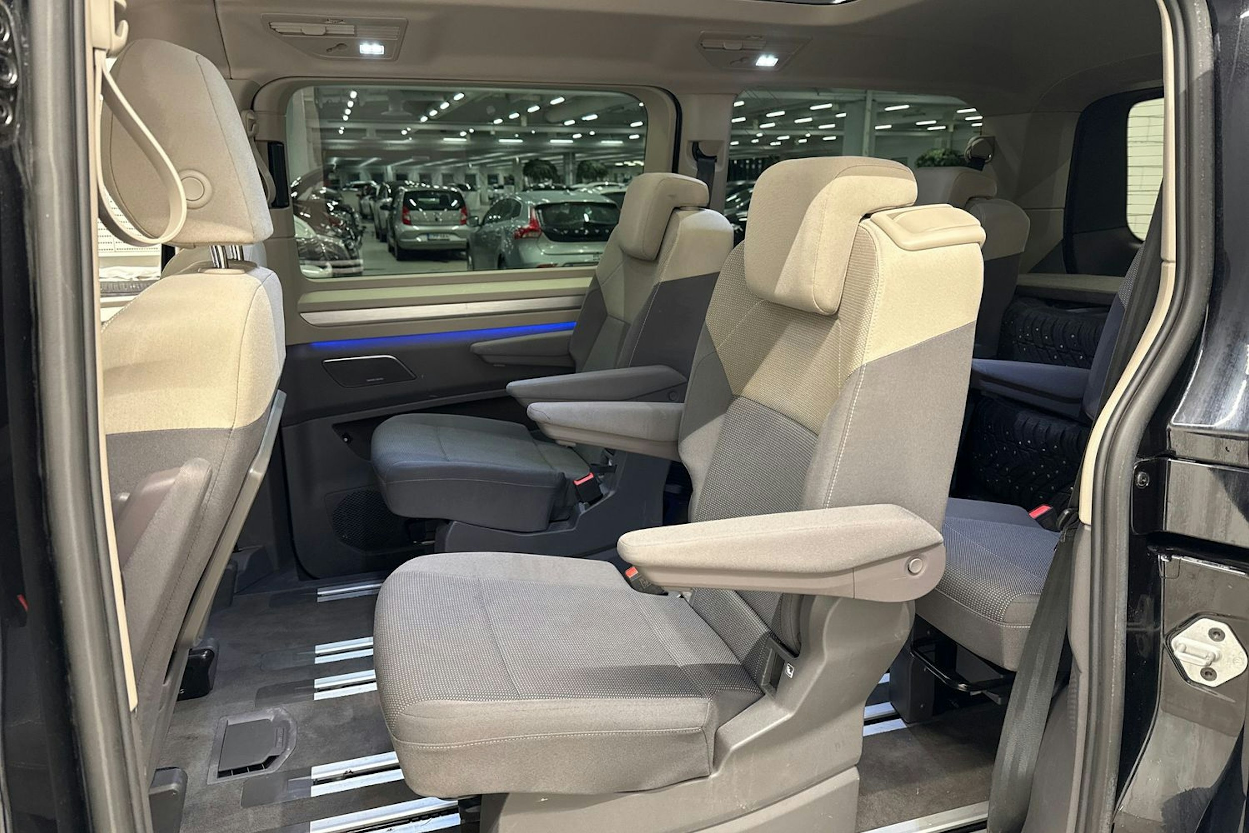 met. musta Volkswagen Multivan 2023 kuva 15.