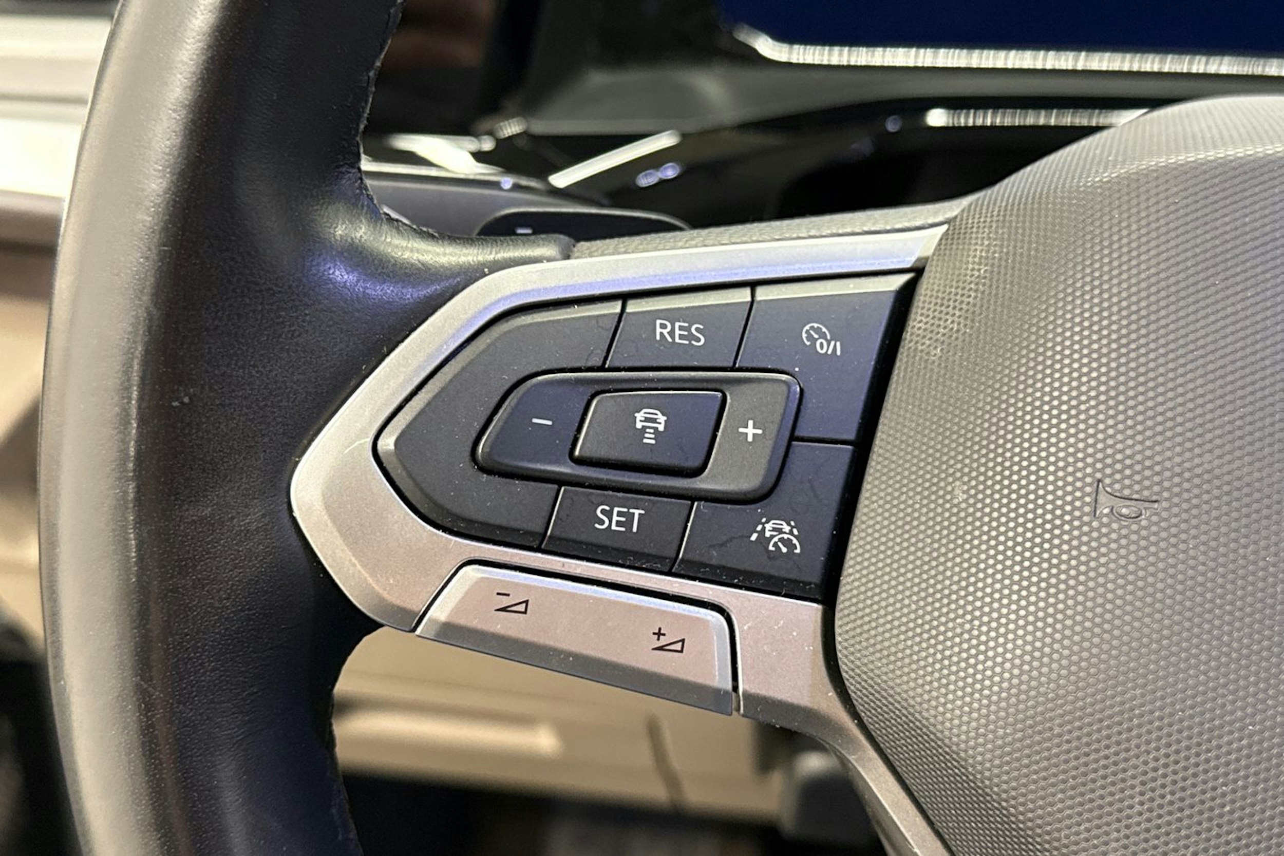 met. musta Volkswagen Multivan 2023 kuva 16.