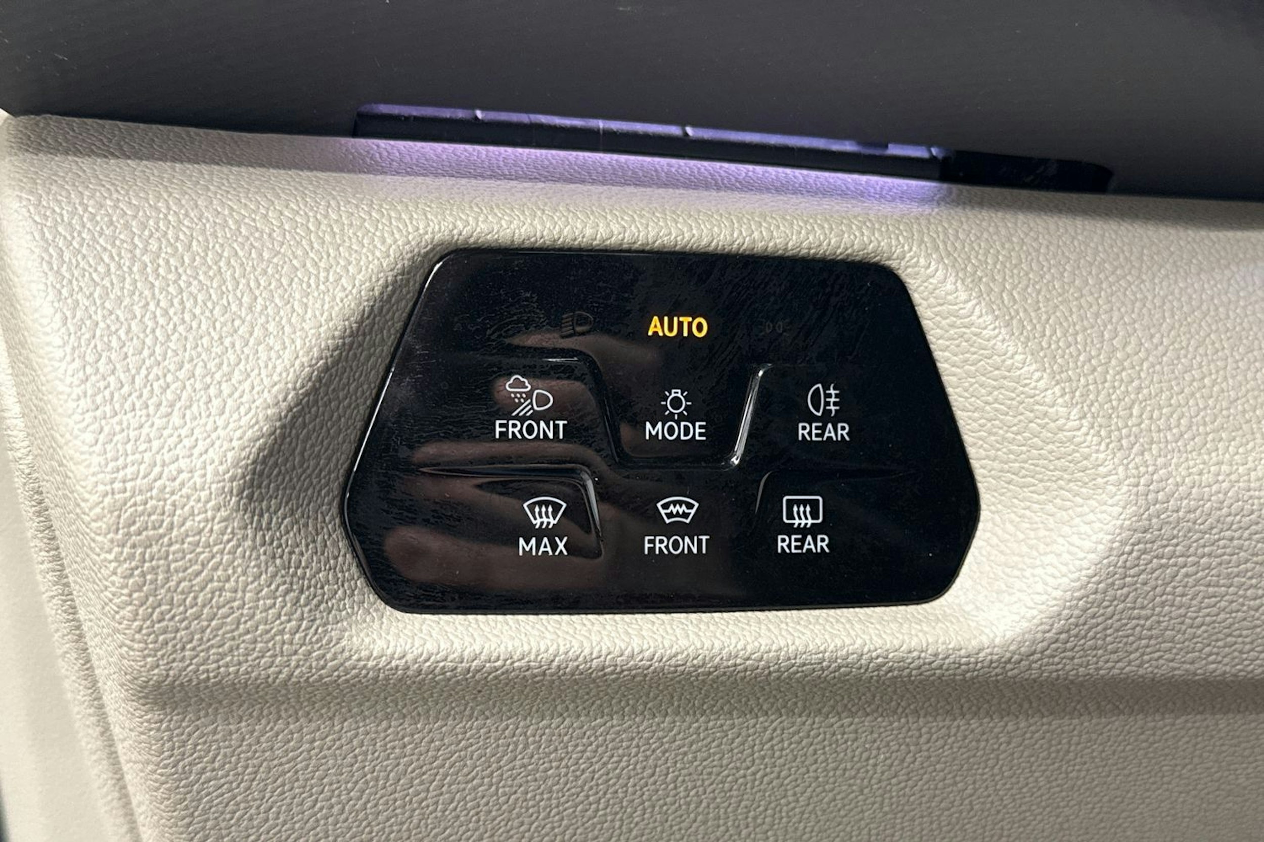 met. musta Volkswagen Multivan 2023 kuva 18.