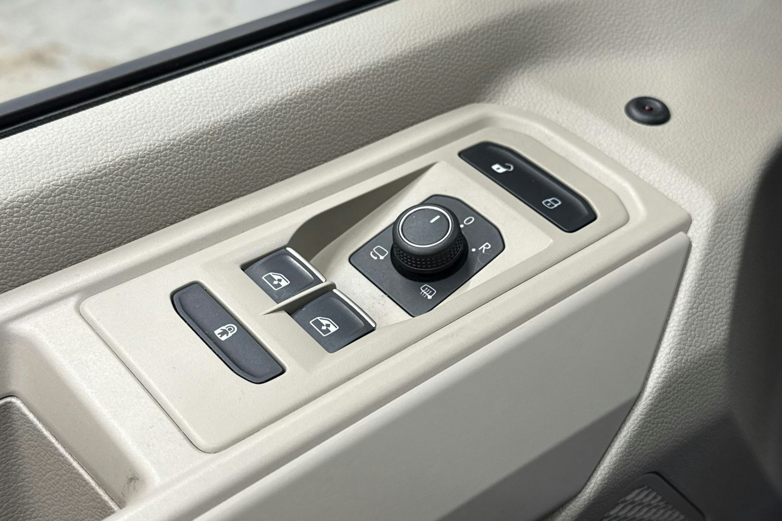 met. musta Volkswagen Multivan 2023 kuva 19.