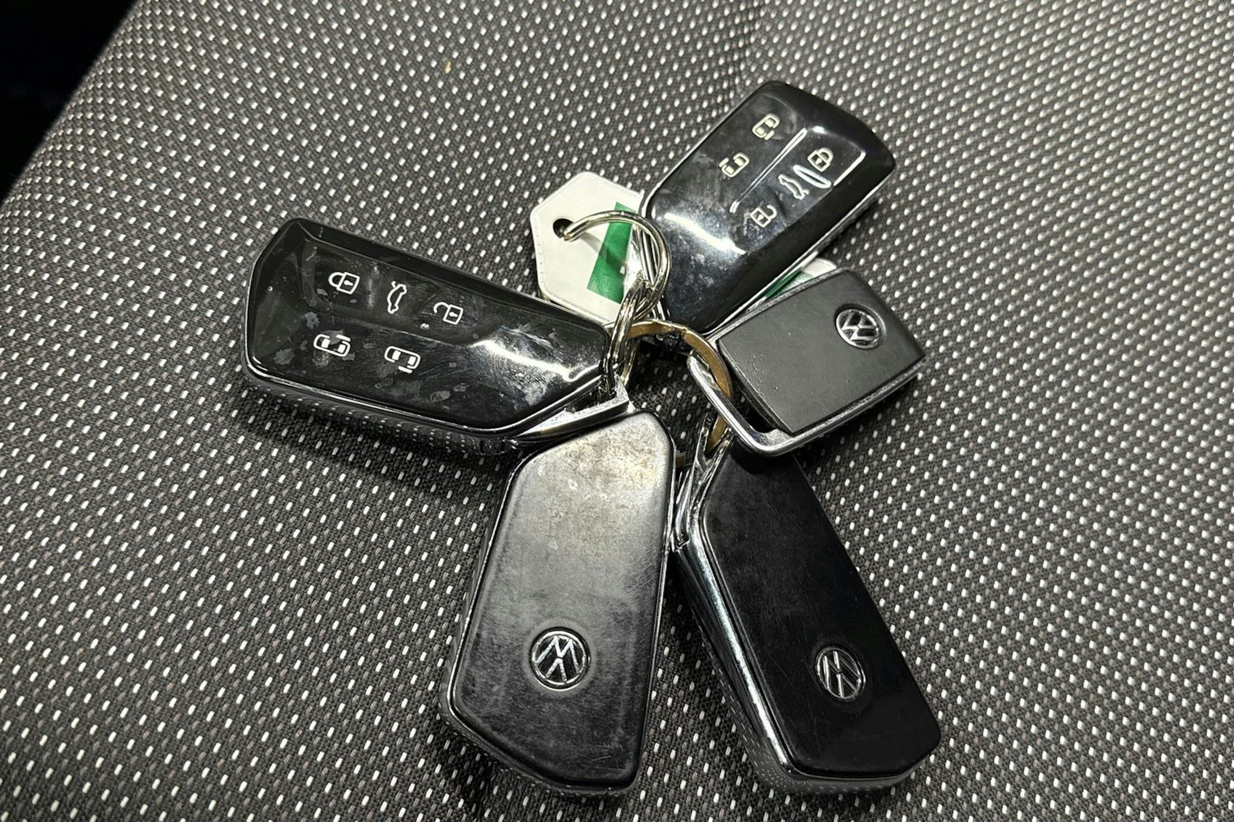 met. musta Volkswagen Multivan 2023 kuva 25.