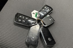 met. musta Volkswagen Multivan 2023 kuva 25.