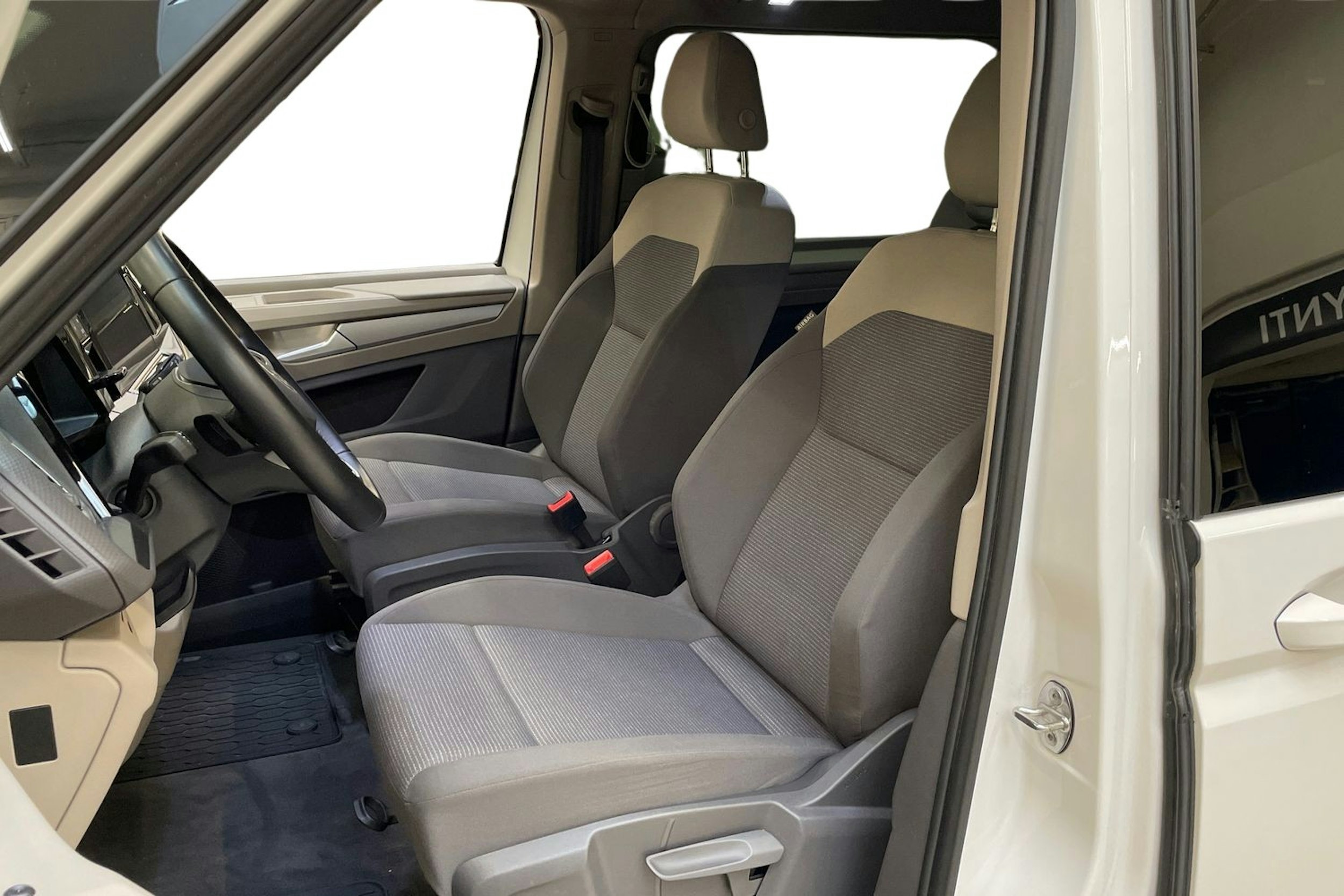 valkoinen Volkswagen Multivan 2023 kuva 6.