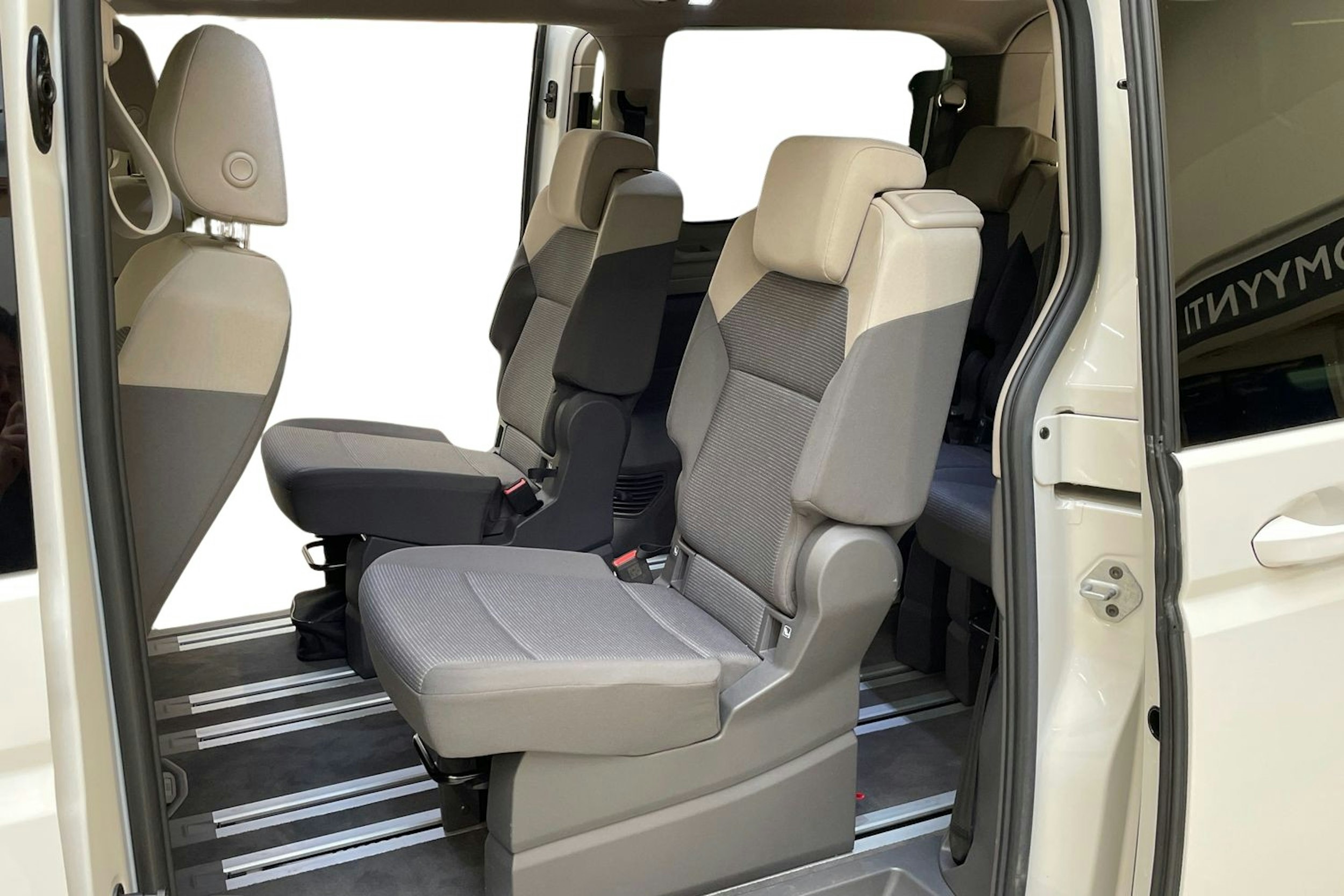 valkoinen Volkswagen Multivan 2023 kuva 8.