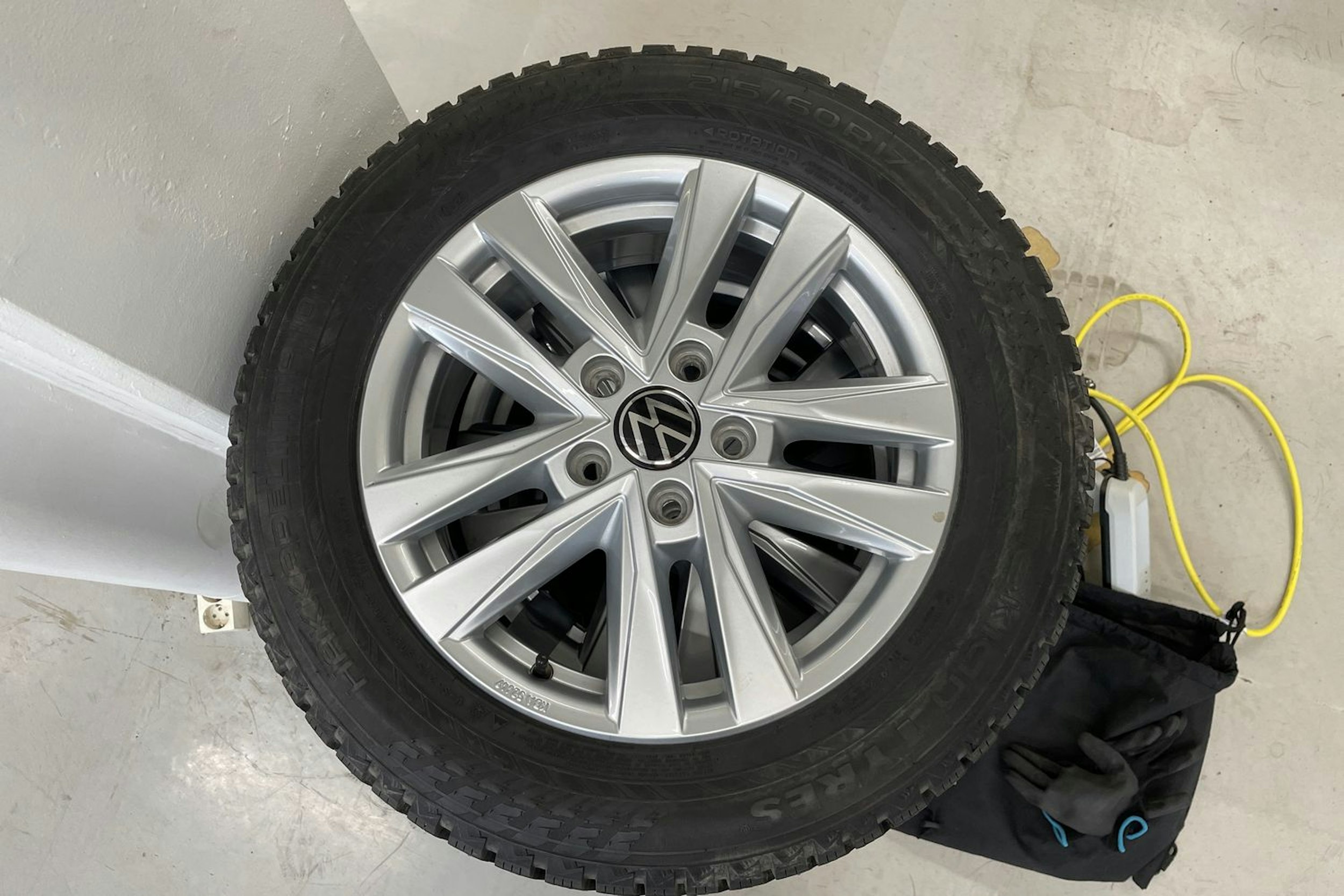 valkoinen Volkswagen Multivan 2023 kuva 10.