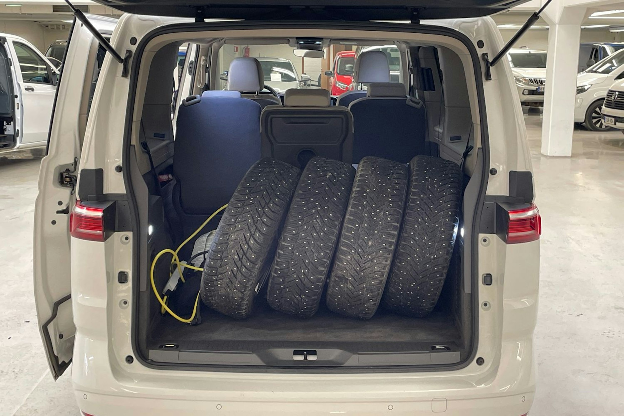 valkoinen Volkswagen Multivan 2023 kuva 11.