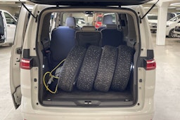 valkoinen Volkswagen Multivan 2023 kuva 11.