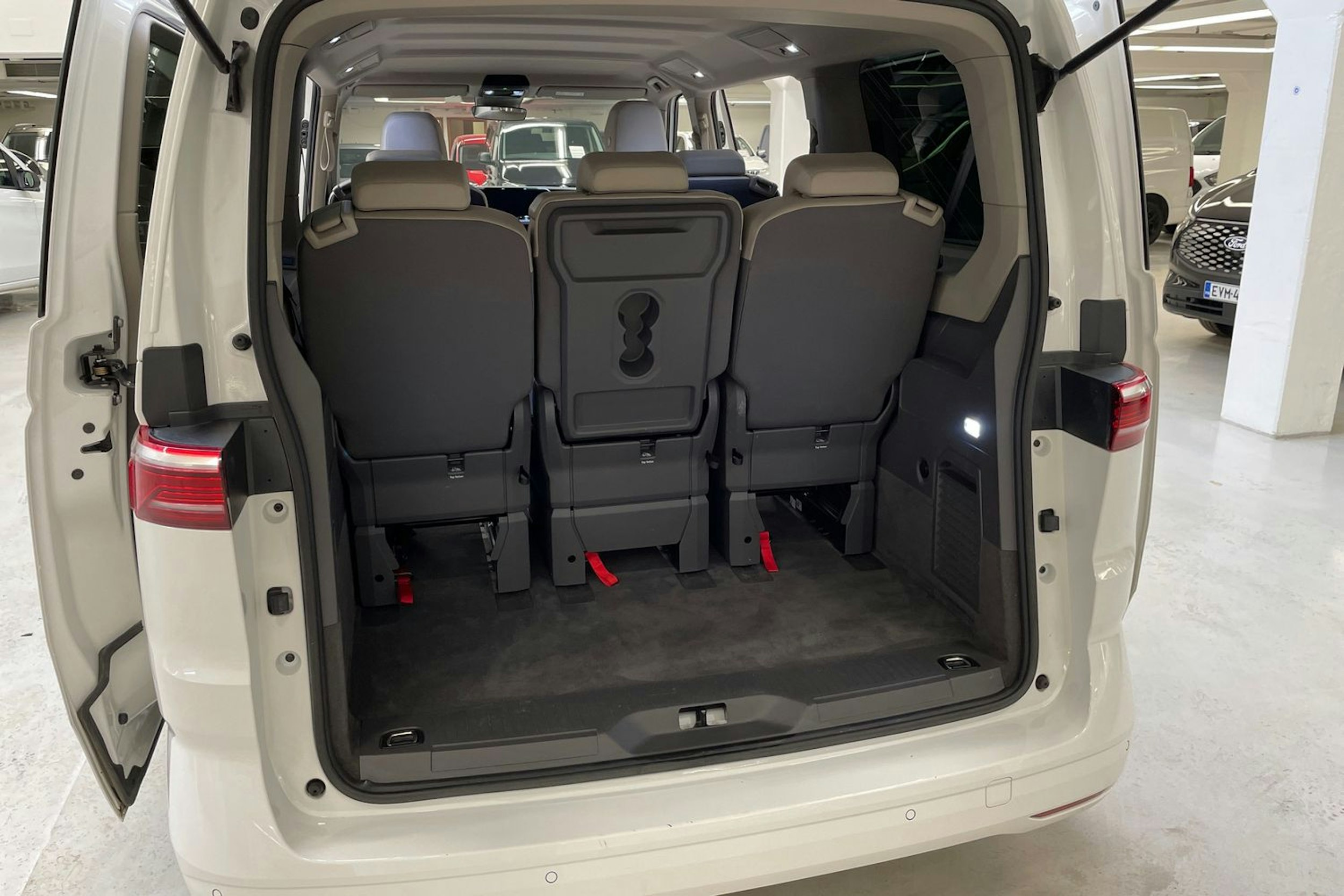valkoinen Volkswagen Multivan 2023 kuva 12.