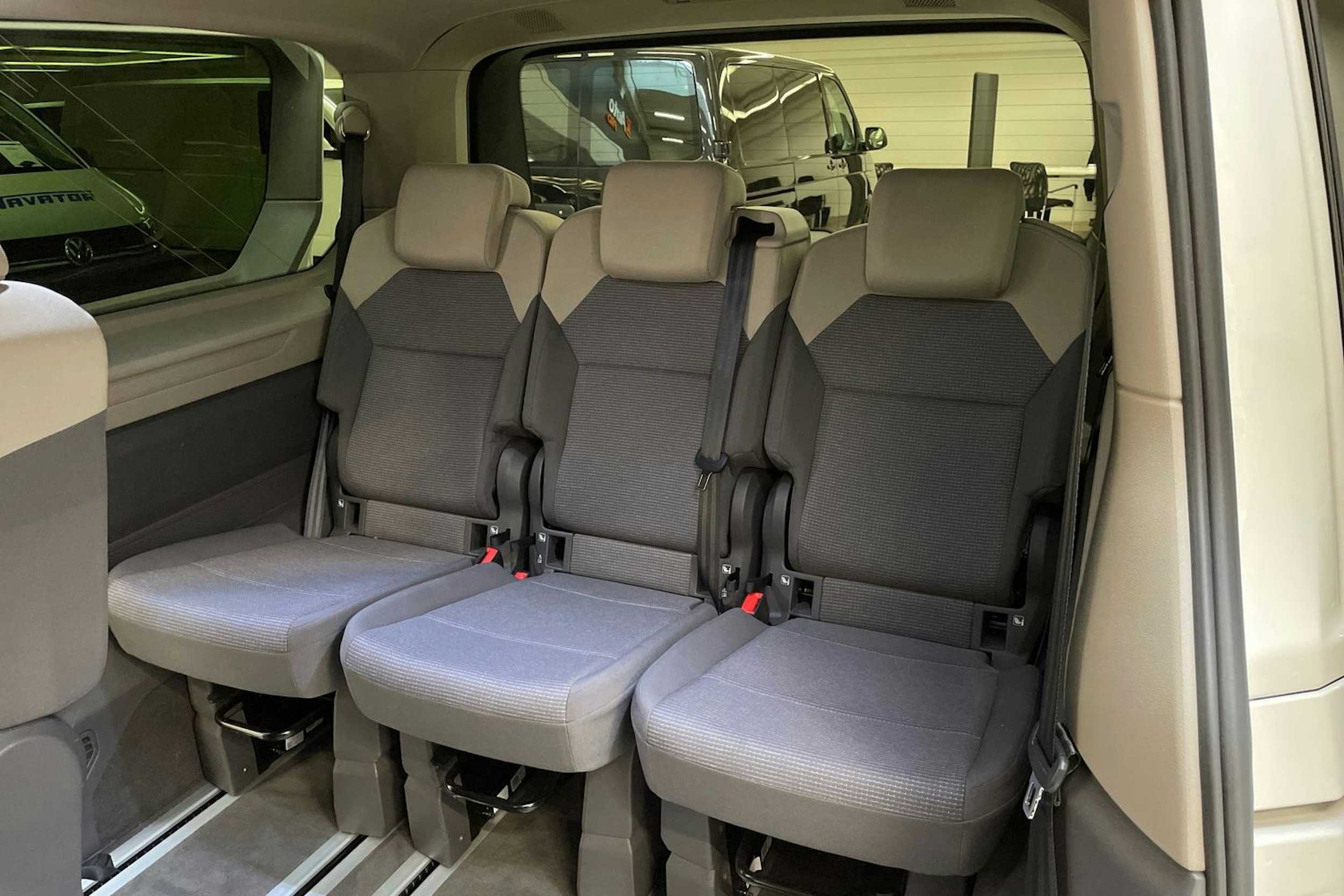 valkoinen Volkswagen Multivan 2023 kuva 13.