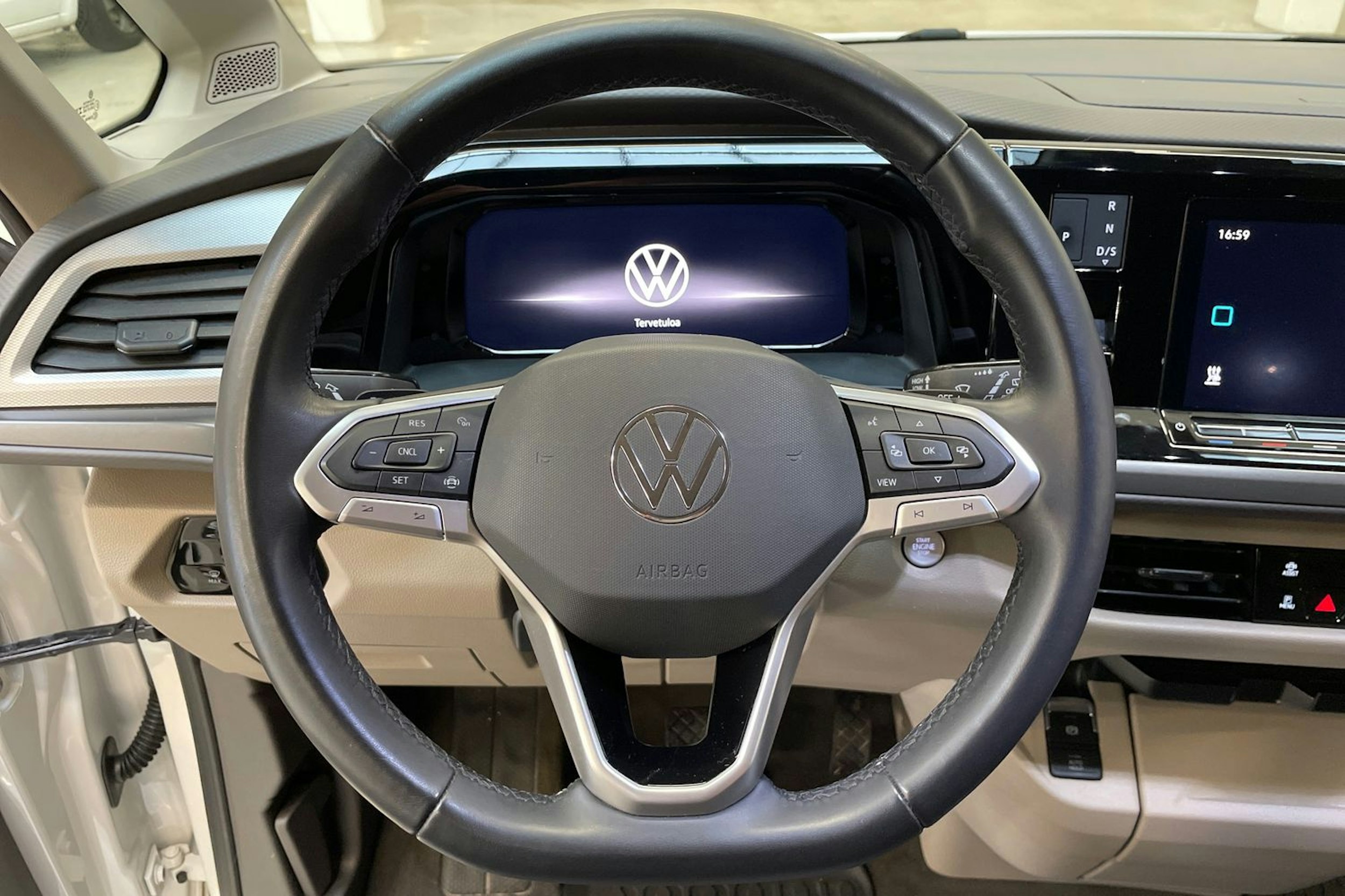 valkoinen Volkswagen Multivan 2023 kuva 14.