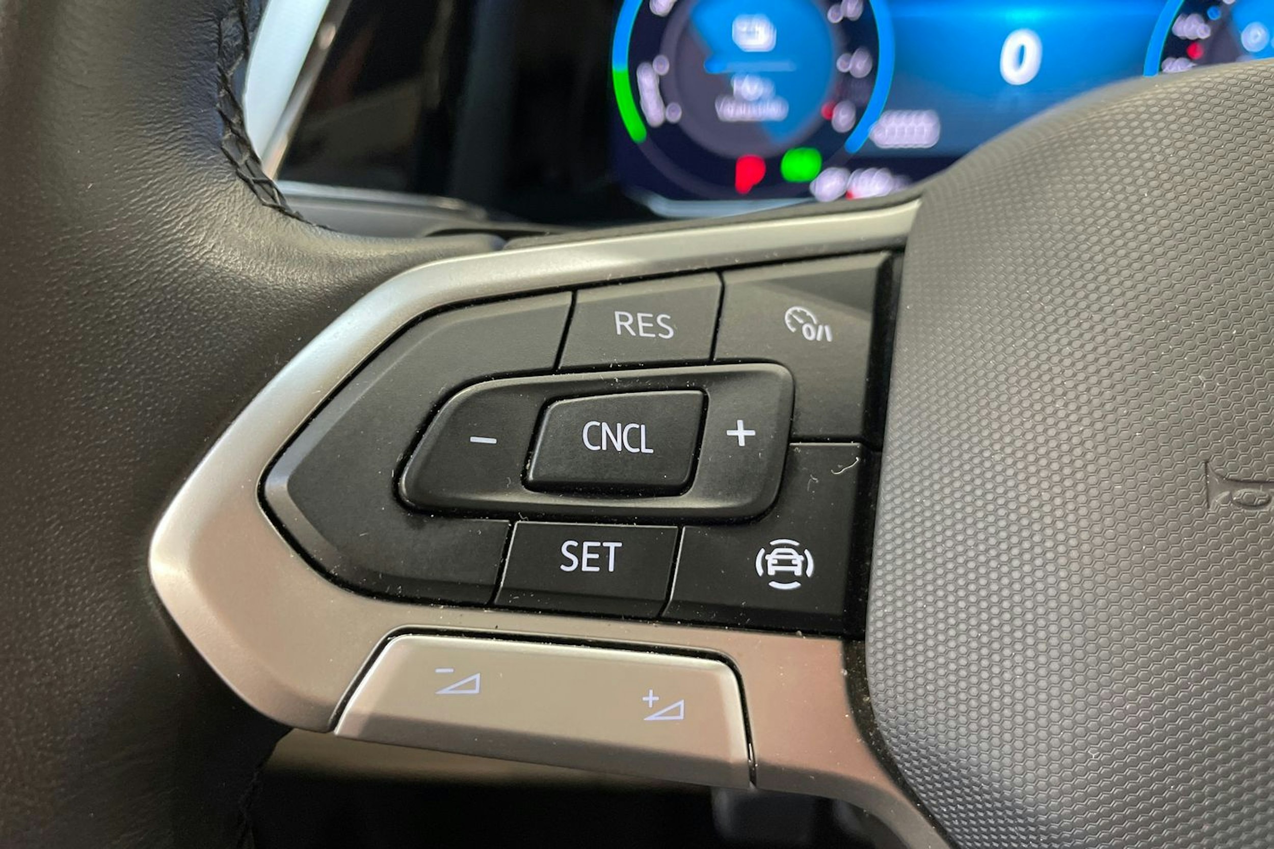 valkoinen Volkswagen Multivan 2023 kuva 16.