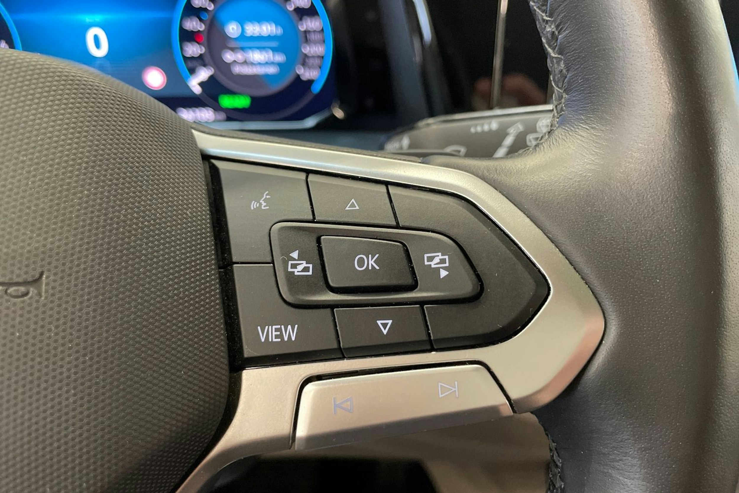 valkoinen Volkswagen Multivan 2023 kuva 17.
