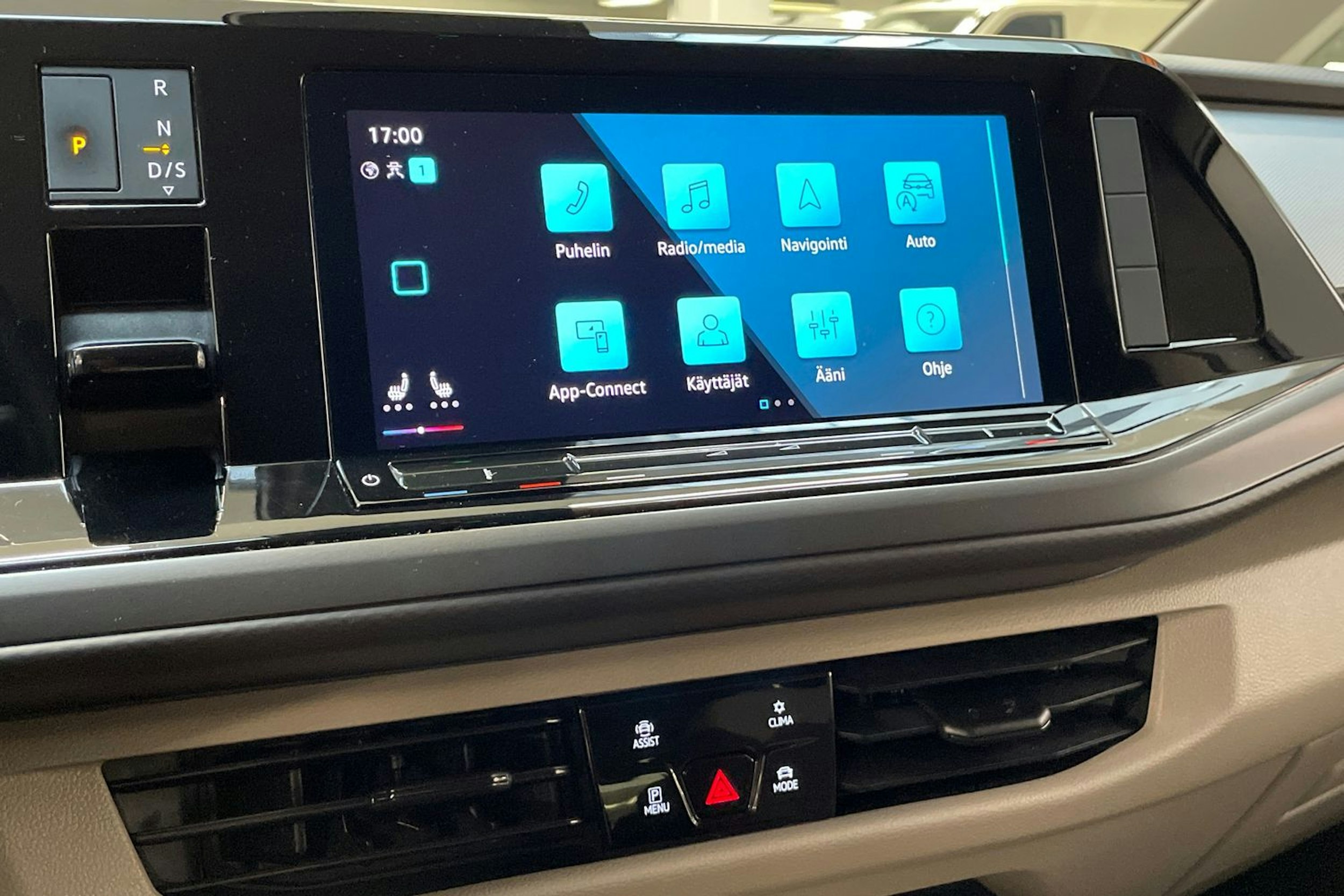 valkoinen Volkswagen Multivan 2023 kuva 18.