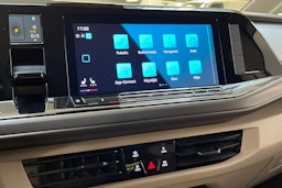 valkoinen Volkswagen Multivan 2023 kuva 18.