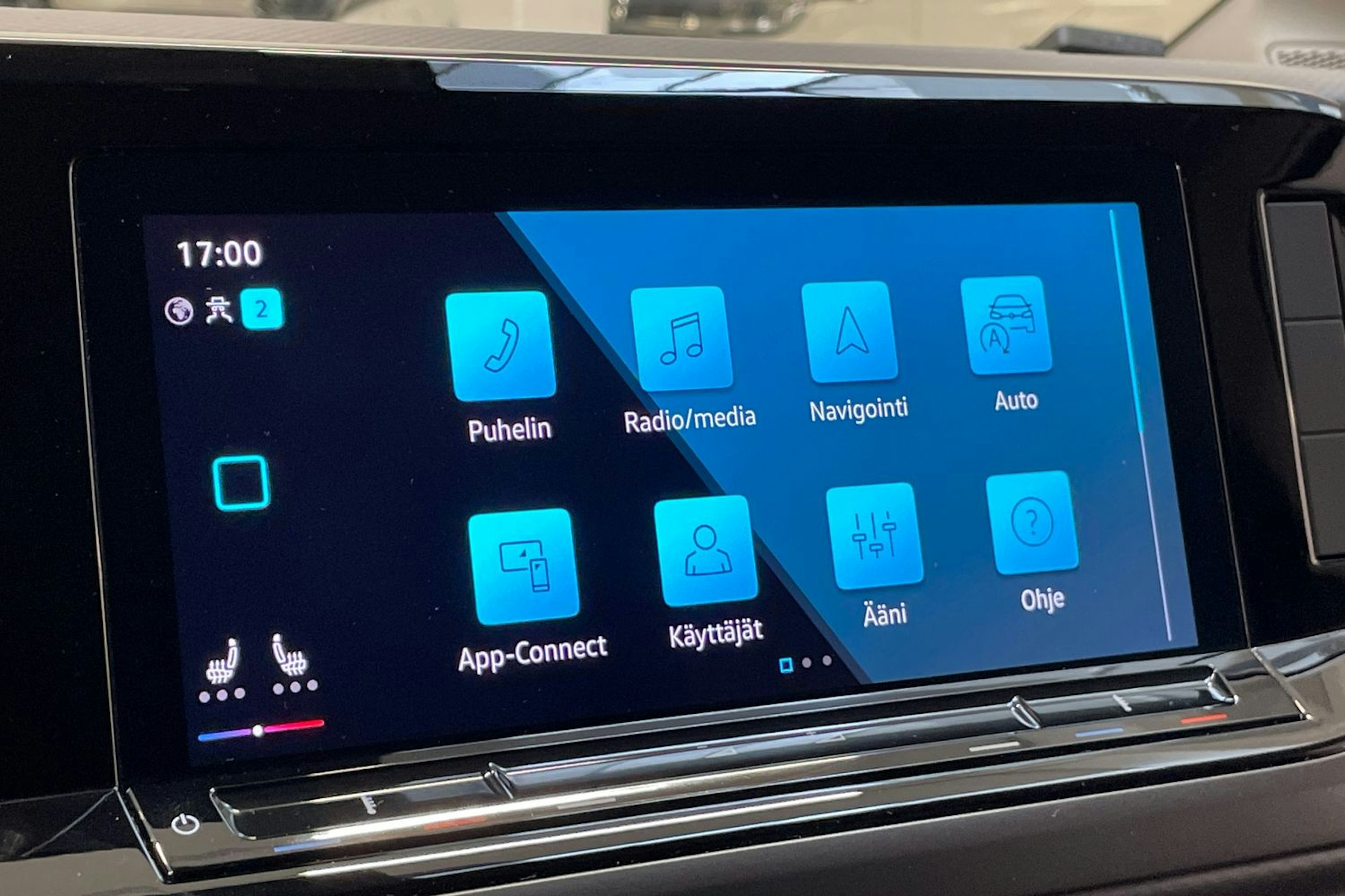 valkoinen Volkswagen Multivan 2023 kuva 19.
