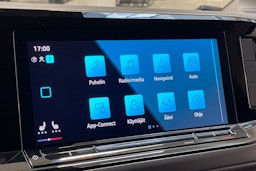 valkoinen Volkswagen Multivan 2023 kuva 19.