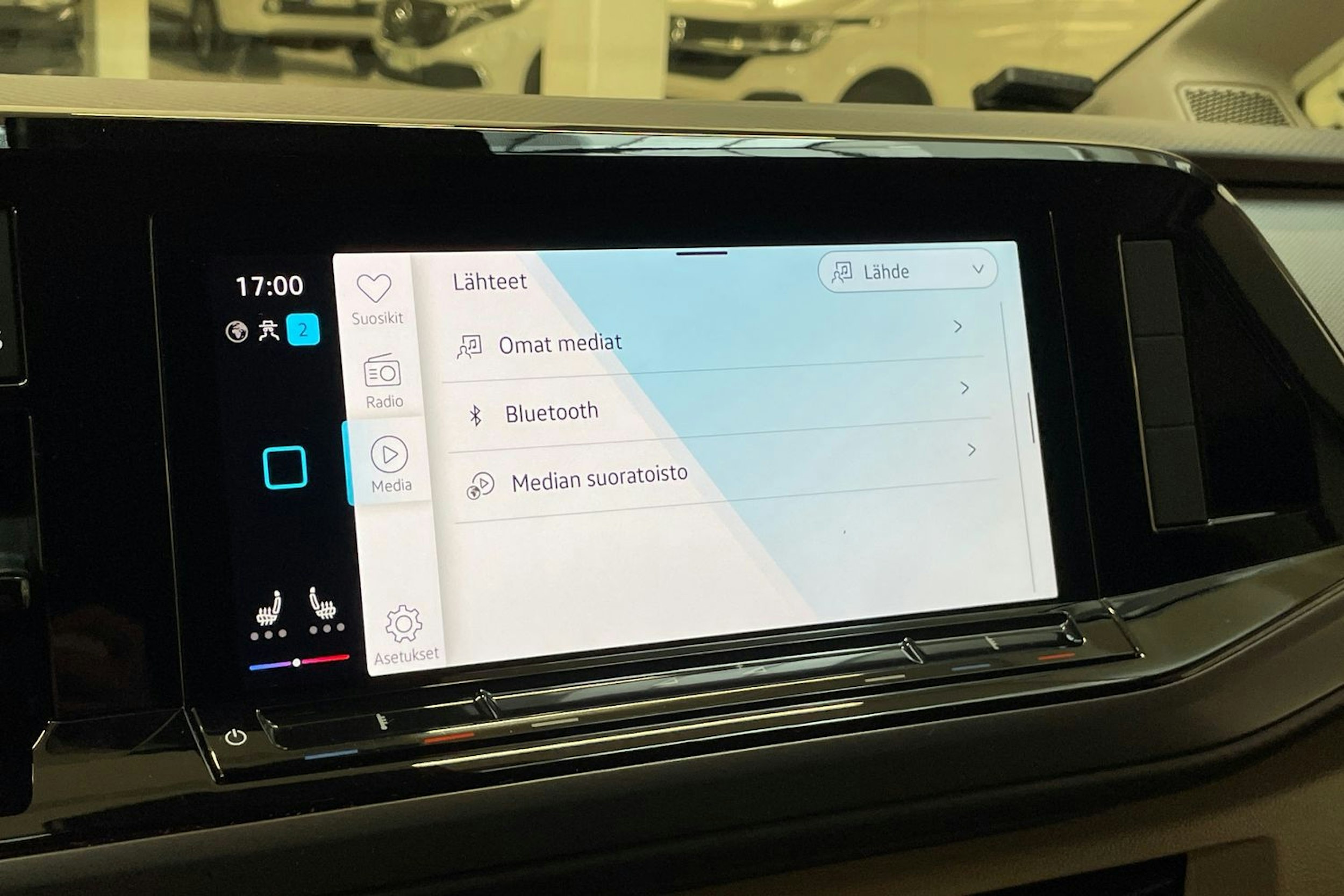 valkoinen Volkswagen Multivan 2023 kuva 20.