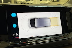 valkoinen Volkswagen Multivan 2023 kuva 22.