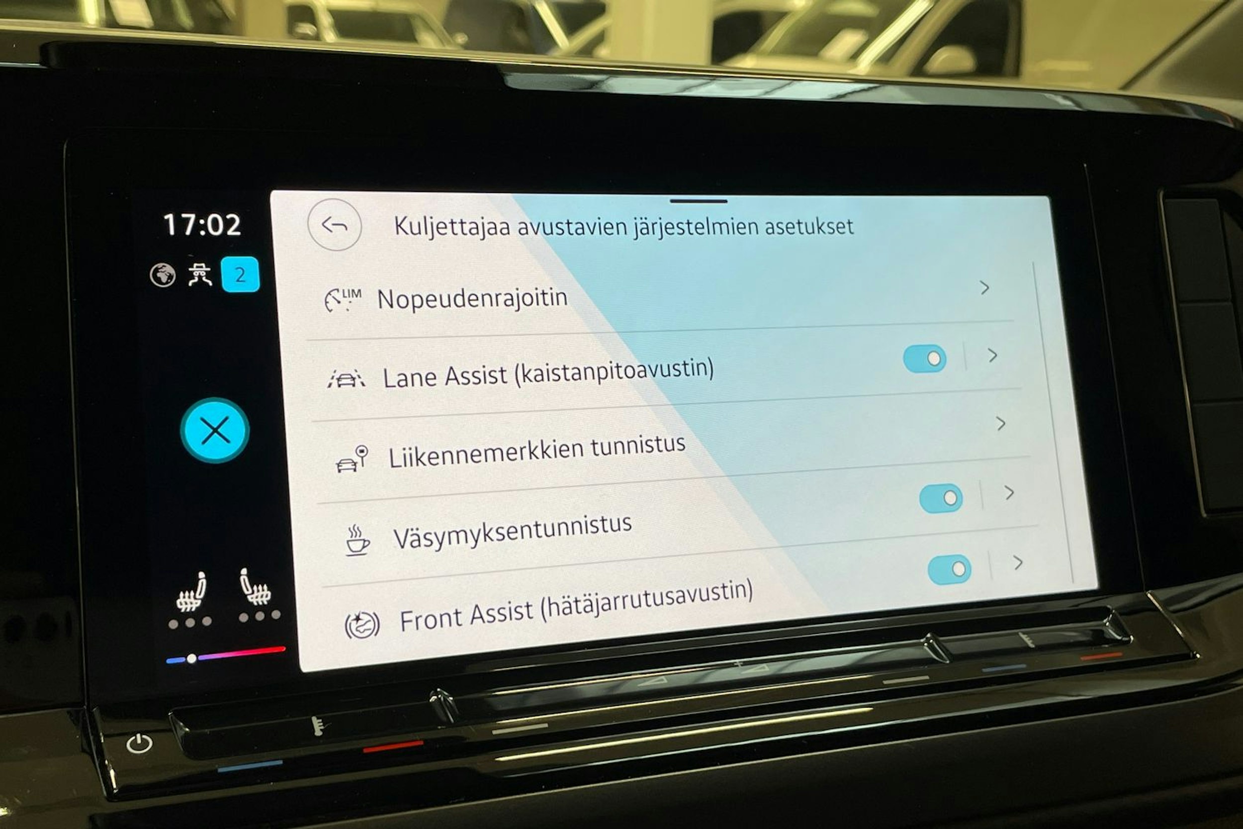 valkoinen Volkswagen Multivan 2023 kuva 23.