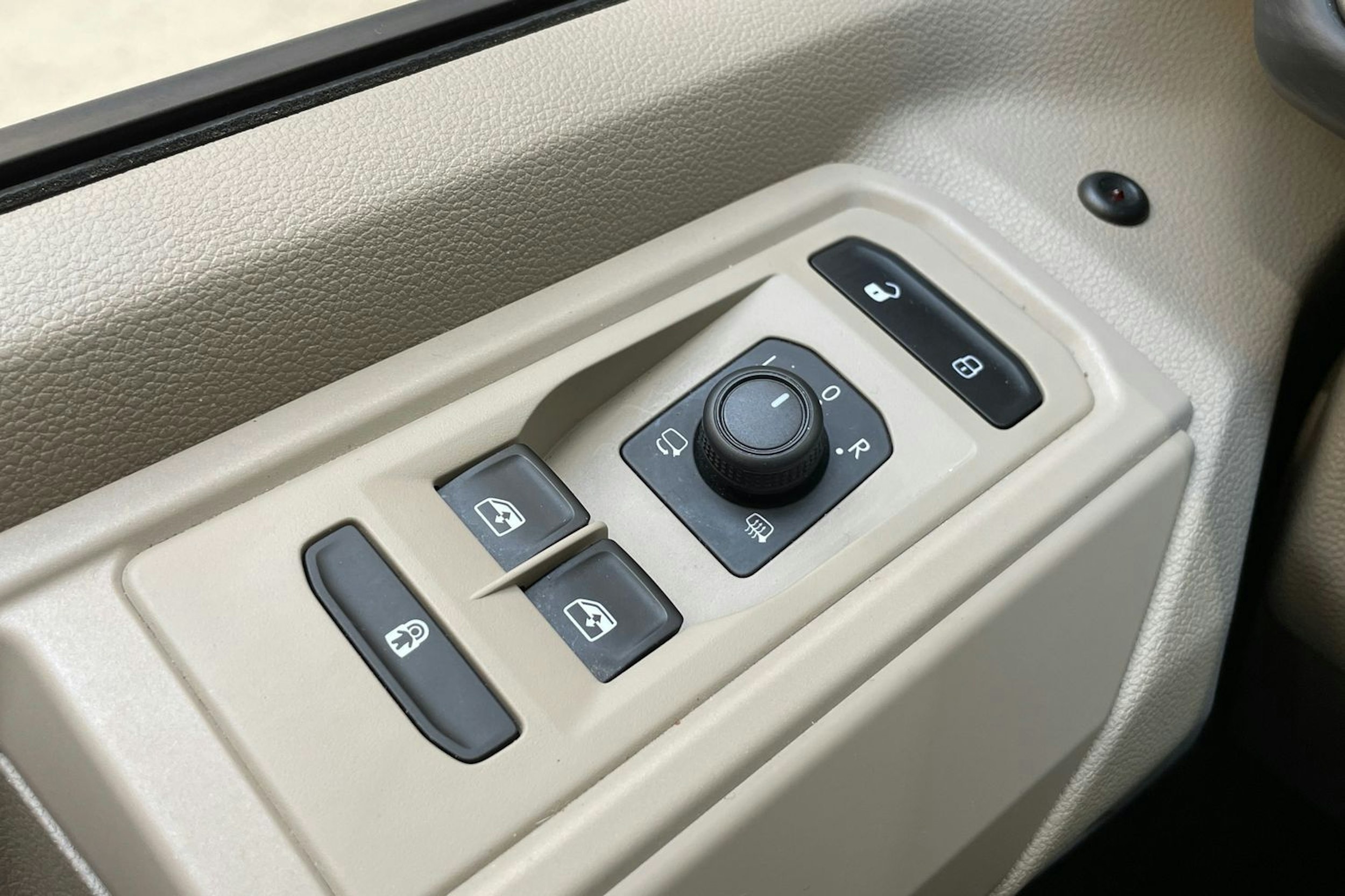 valkoinen Volkswagen Multivan 2023 kuva 25.